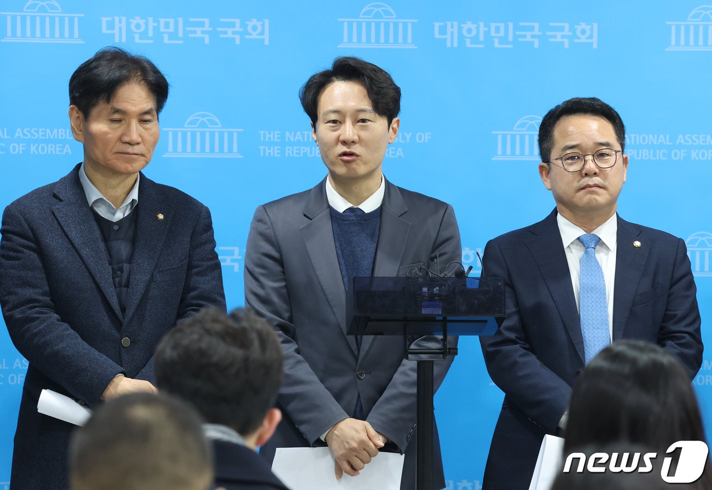 본문 이미지 - 이탄희 더불어민주당 의원 등이 26일 서울 여의도 국회 소통관에서 민주개혁진보대연합 촉구 기자회견을 마치고 취재진의 질문을 받고 있다. 이날 기자회견에 참석한 의원들은 "병립형 퇴행은 악수 중의 악수＂라며 ＂지역구 민주당, 비례 연합으로 연동형 약속을 지키는 민주개혁진보대연합을 이루어야 한다＂고 주장했다. 2024.1.26/뉴스1 ⓒ News1 송원영 기자