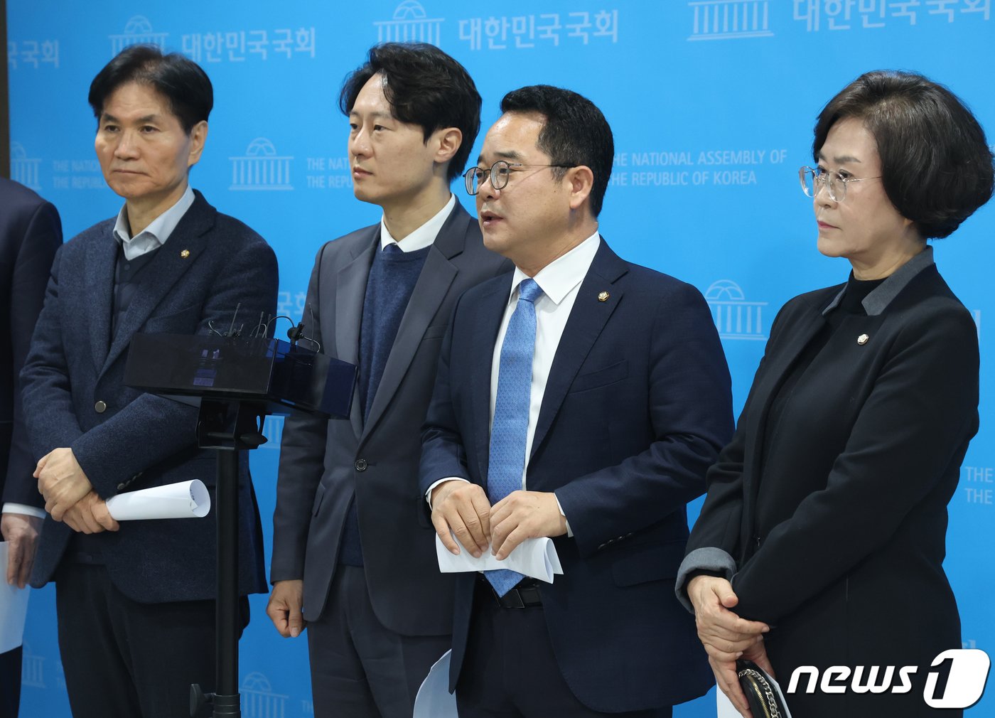 본문 이미지 - 이탄희 더불어민주당 의원 등이 26일 서울 여의도 국회 소통관에서 민주개혁진보대연합 촉구 기자회견을 마치고 취재진의 질문을 받고 있다. 이날 기자회견에 참석한 의원들은 "병립형 퇴행은 악수 중의 악수＂라며 ＂지역구 민주당, 비례 연합으로 연동형 약속을 지키는 민주개혁진보대연합을 이루어야 한다＂고 주장했다. 2024.1.26/뉴스1 ⓒ News1 송원영 기자