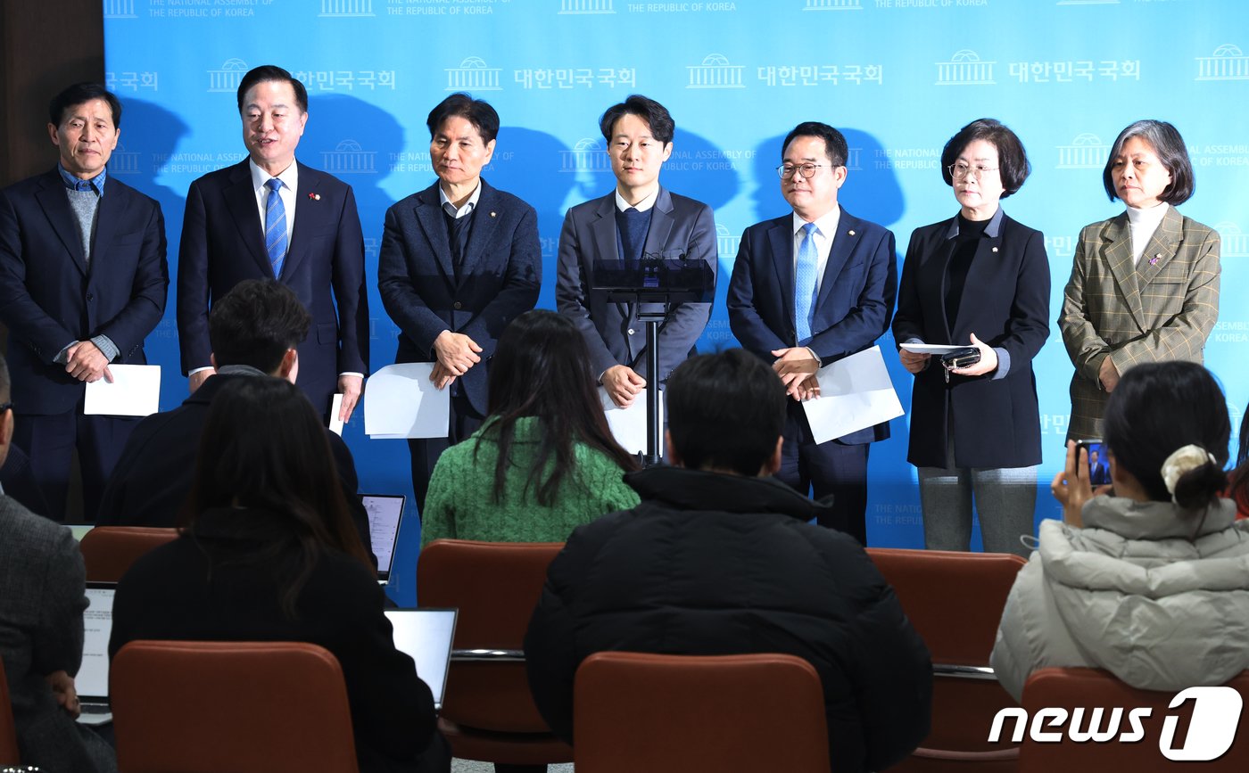 본문 이미지 - 이탄희 더불어민주당 의원 등이 26일 서울 여의도 국회 소통관에서 민주개혁진보대연합 촉구 기자회견을 마치고 취재진의 질문을 받고 있다. 이날 기자회견에 참석한 의원들은 "병립형 퇴행은 악수 중의 악수＂라며 ＂지역구 민주당, 비례 연합으로 연동형 약속을 지키는 민주개혁진보대연합을 이루어야 한다＂고 주장했다. 2024.1.26/뉴스1 ⓒ News1 송원영 기자