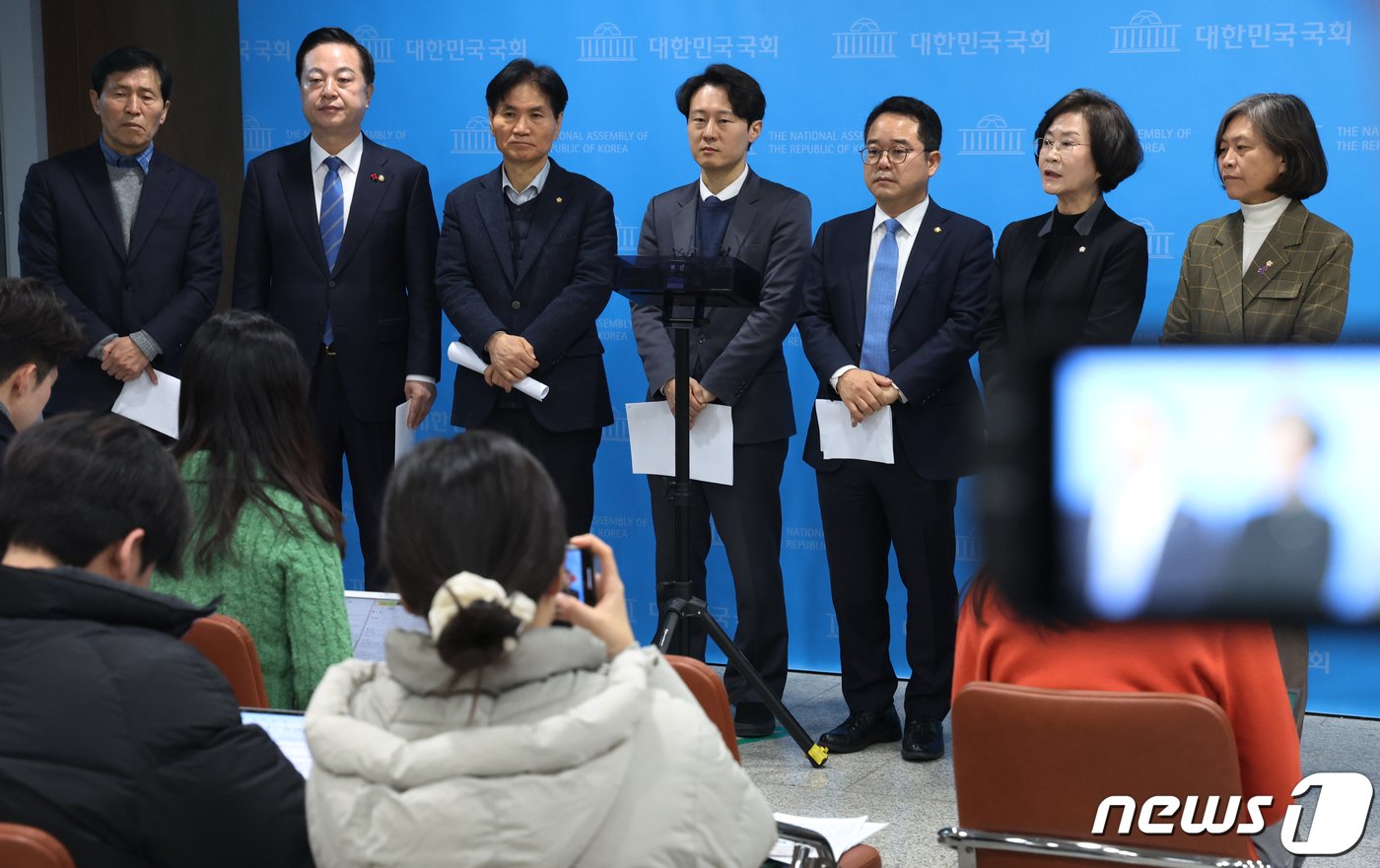 본문 이미지 - 이탄희 더불어민주당 의원 등이 26일 서울 여의도 국회 소통관에서 민주개혁진보대연합 촉구 기자회견을 마치고 취재진의 질문을 받고 있다. 이날 기자회견에 참석한 의원들은 "병립형 퇴행은 악수 중의 악수＂라며 ＂지역구 민주당, 비례 연합으로 연동형 약속을 지키는 민주개혁진보대연합을 이루어야 한다＂고 주장했다. 2024.1.26/뉴스1 ⓒ News1 송원영 기자