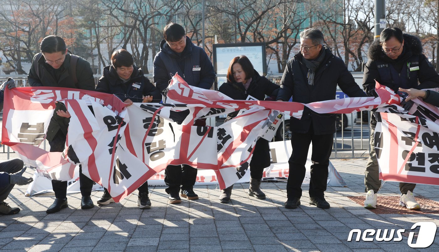 본문 이미지 - 민주노총 관계자들이 26일 오전 서울 용산 전쟁기념관 앞에서 열린 중대재해처벌법 시행 2년 기자회견에서 중대재해처벌법 개악 시도 중단과 50인 미만 사업장의 적용을 촉구하고 있다. 2024.1.26/뉴스1 ⓒ News1 김민지 기자