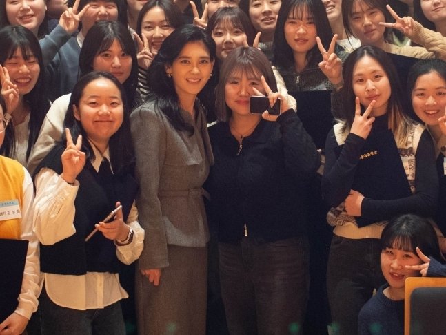 본문 이미지 - 딘트의 투피스를 입은 이부진 호텔신라 사장.(두을장학재단제공)