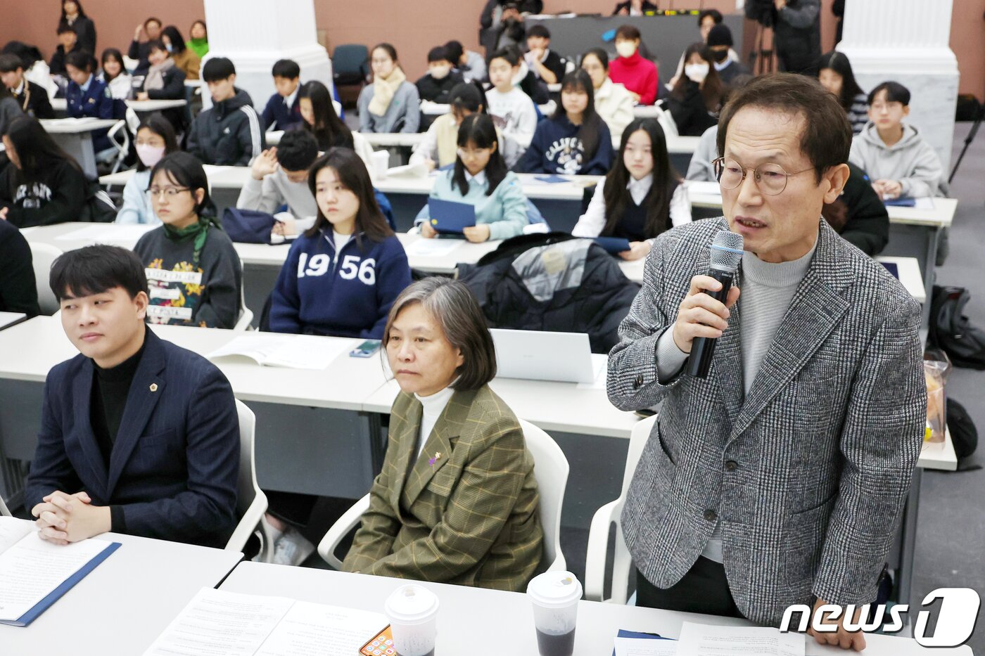 본문 이미지 - 조희연 서울시교육감이 1월 26일 오전 서울 중구 서울시청 시민청에서 열린 '제9회 서울시 학생인권의 날 기념식'에 참석해 학생인권조례를 낭독하고 있다. /뉴스1 ⓒ News1 민경석 기자