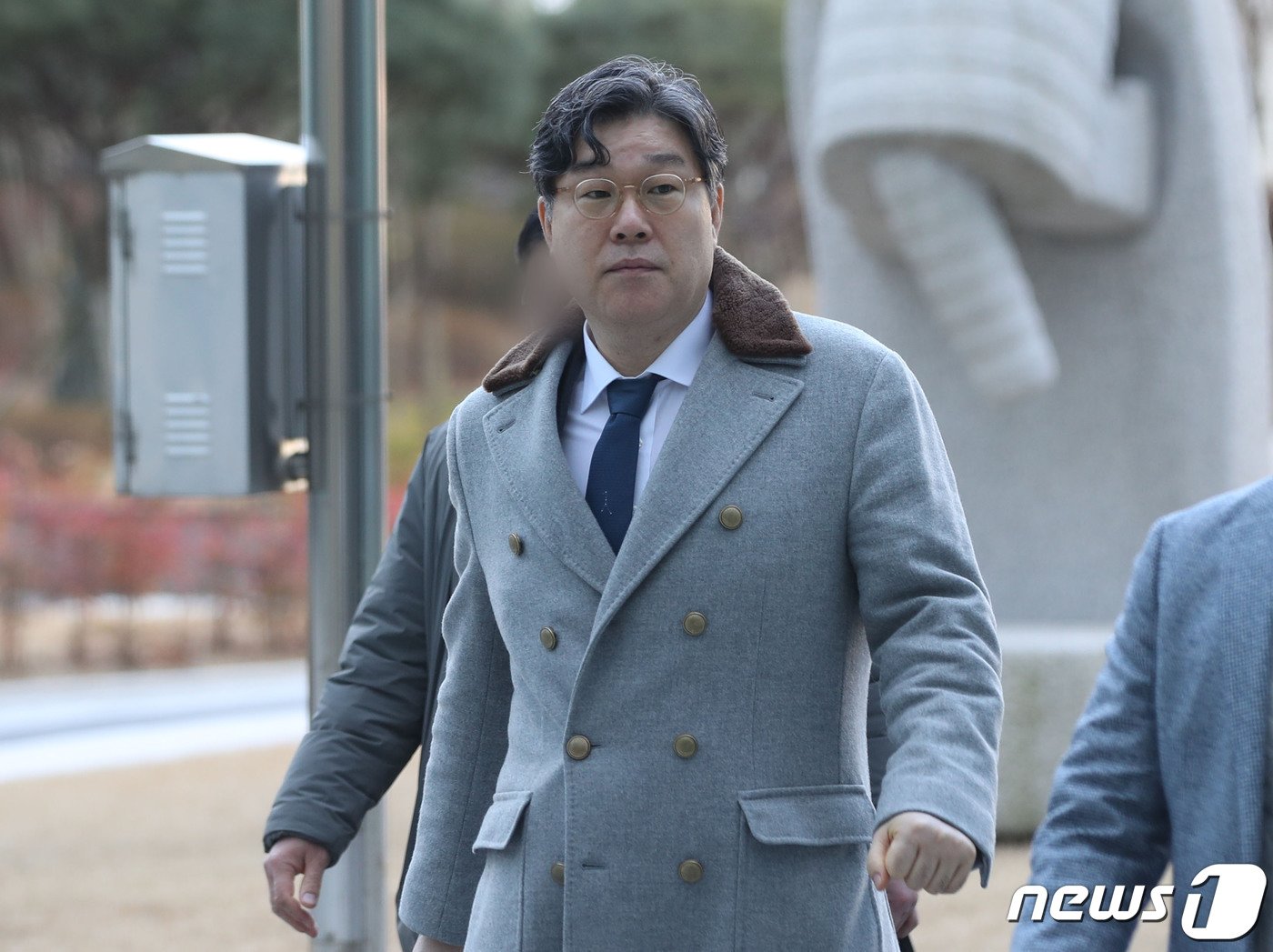 본문 이미지 - 대북송금 관련 혐의로 구속 기소 이후 보석 석방된 김성태 전 쌍방울그룹 회장이 26일 오전 경기 수원시 영통구 수원지방법원에서 열린 공판에 출석하고 있다. 2024.1.26/뉴스1 ⓒ News1 김영운 기자