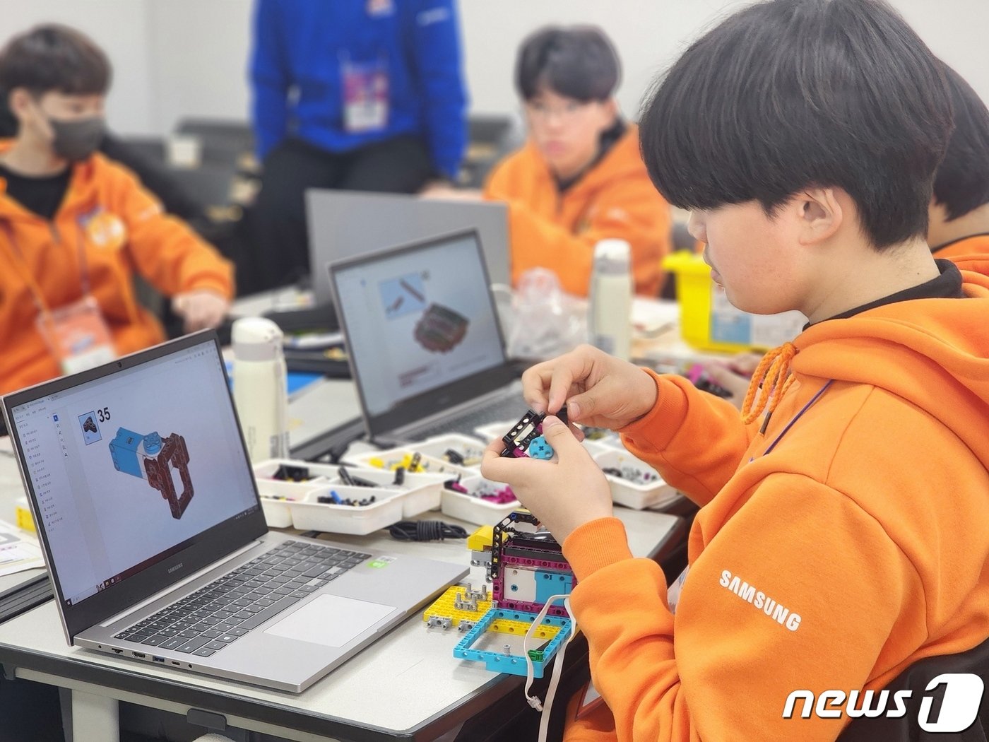 본문 이미지 -  드림클래스 겨울캠프에 참가한 중학생 멘티들이 창의 코딩 교육 프로그램에 열중하고 있다. (삼성전자 제공)