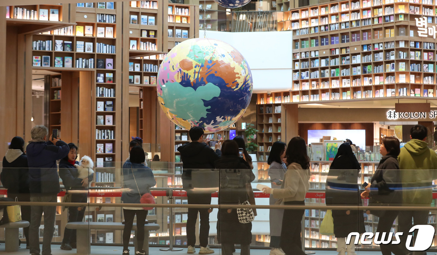 (수원=뉴스1) 김영운 기자 = 스타필드 수원점이 정식 오픈을 한 26일 경기 수원시 장안구 스타필드 수원점을 찾은 시민들이 별마당 도서관을 둘러보고 있다. 2024.1.26/뉴스 …