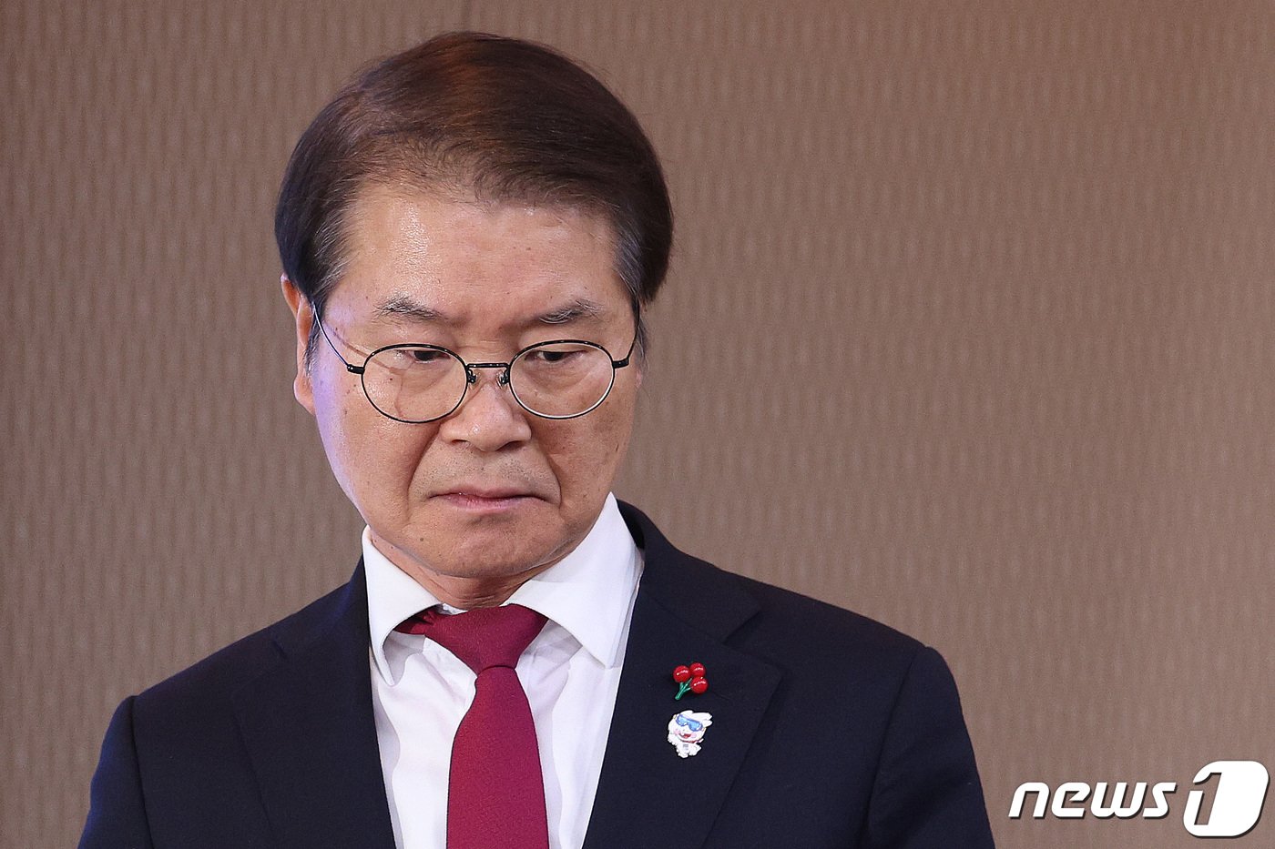 본문 이미지 - 이정식 고용노동부 장관이 지난 26일 서울 중구 서울지방고용노동청에서 열린 중대재해처벌법 관련 긴급 전국 기관장 회의에 참석하고 있다. 이날 회의에서는 하루 앞으로 다가온 50인 미만 사업장 중대재해처벌법 확대 적용을 앞두고 대응 방안이 논의됐다. 2024.1.26/뉴스1 ⓒ News1 신웅수 기자