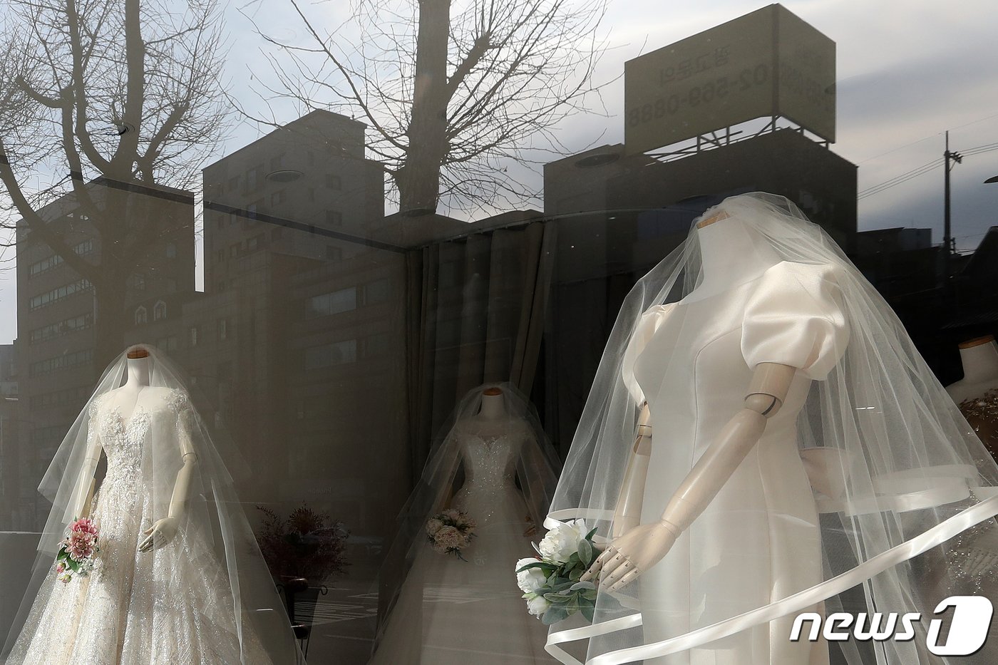 본문 이미지 - 서울 서대문구 아현동 웨딩타운의 드레스샵에 웨딩드레스가 전시돼 있다. 2024.1.26/뉴스1 ⓒ News1 이승배 기자