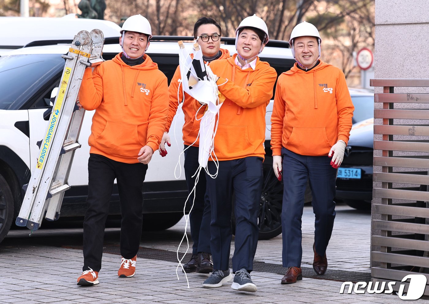 본문 이미지 - 이준석 개혁신당 대표(오른쪽 두번째)와 김용남 정책위의장 등이 26일 오후 서울 여의도 국회 앞 가로수에 당 현수막을 설치하기 위해 이동하고 있다. 2024.1.26/뉴스1 ⓒ News1 구윤성 기자