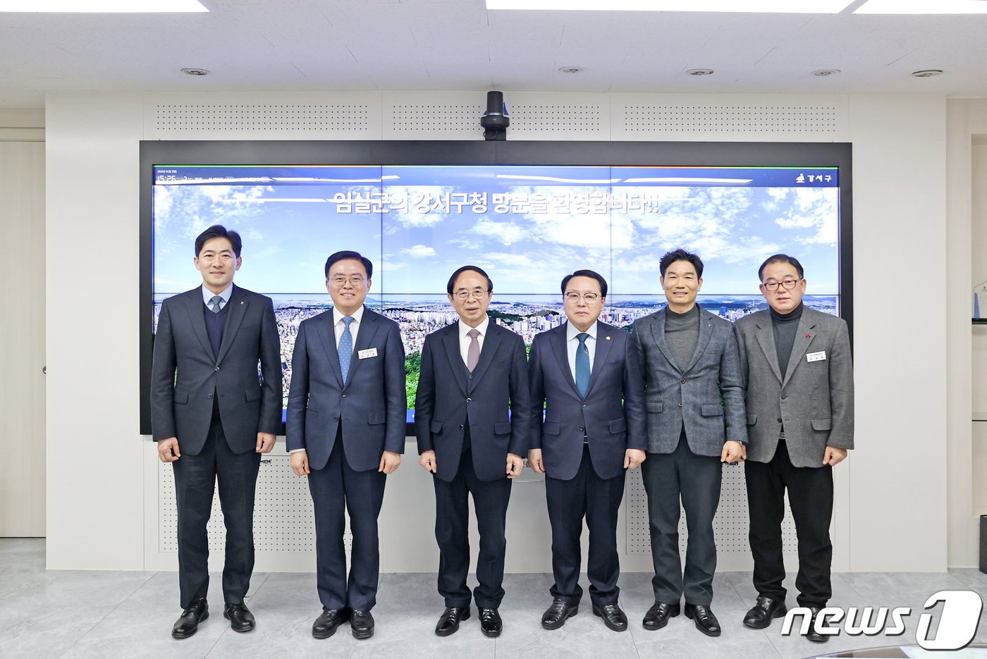 심민 전북 임실군수&#40;왼쪽 세번째&#41;가 진교훈 서울 강서구청장&#40;오른쪽 두번째&#41;을 만나 기념촬영을 하고 있다.&#40;임실군제공&#41;2024.1.27/뉴스1