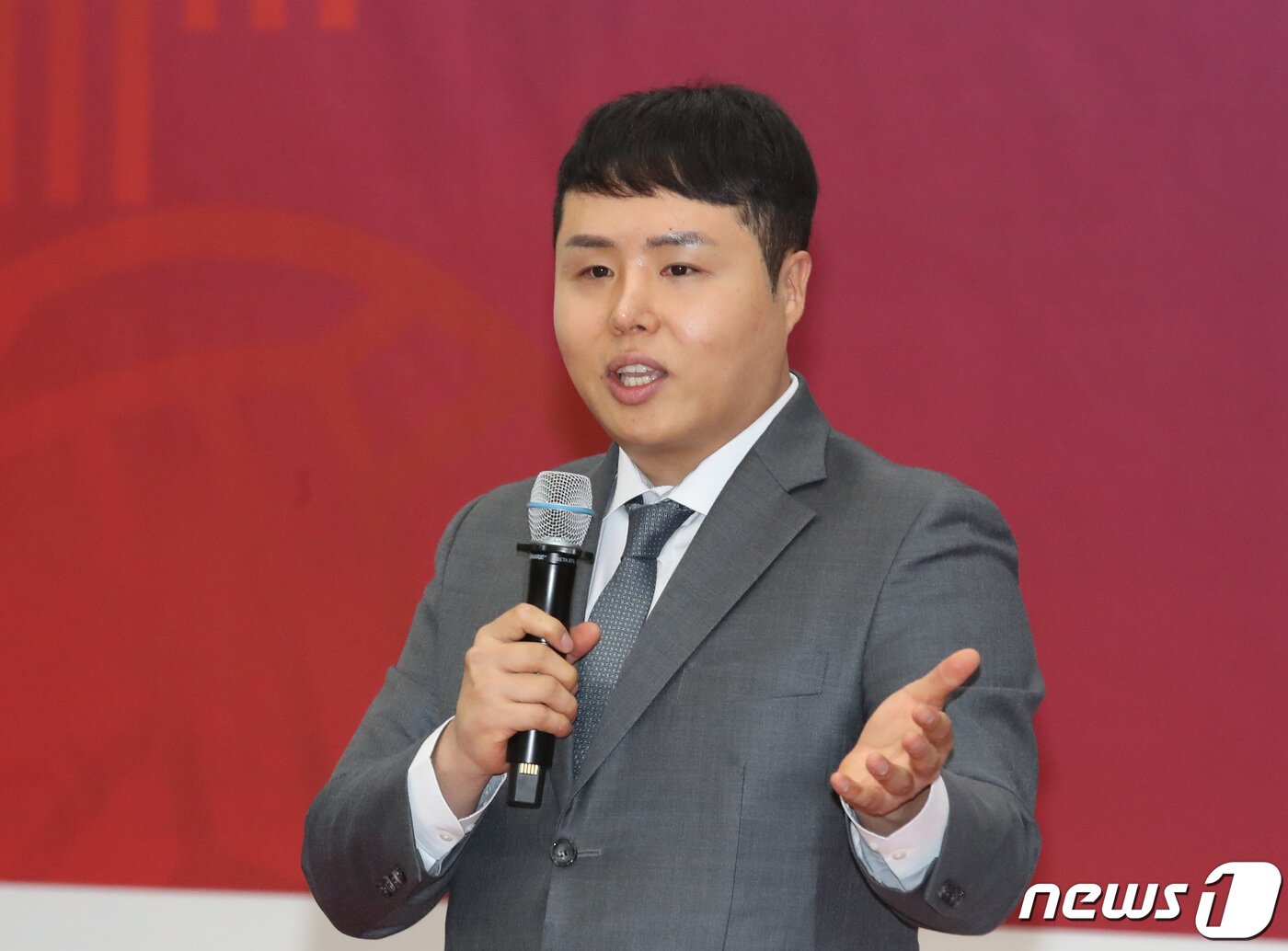 본문 이미지 - 오주영 대한세팍타크로 회장이 26일 대전 대덕구청에서 열린 직장운동경기부 세팍타크로팀 창단식에서 축사를 하고 있다. 2024.1.26/뉴스1 ⓒ News1 김기태 기자