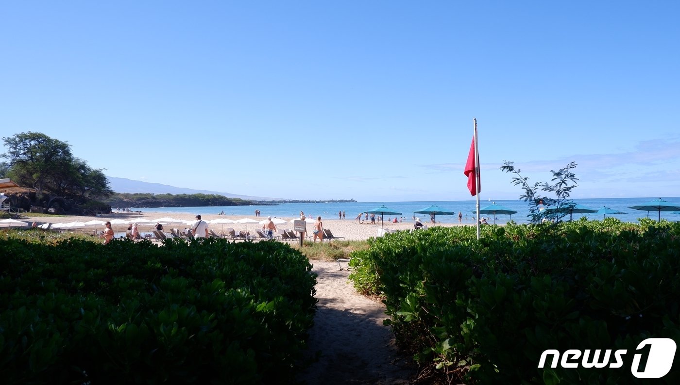 본문 이미지 -  리조트 전용 해변 역할을 하는 하푸나 비치ⓒ News1  