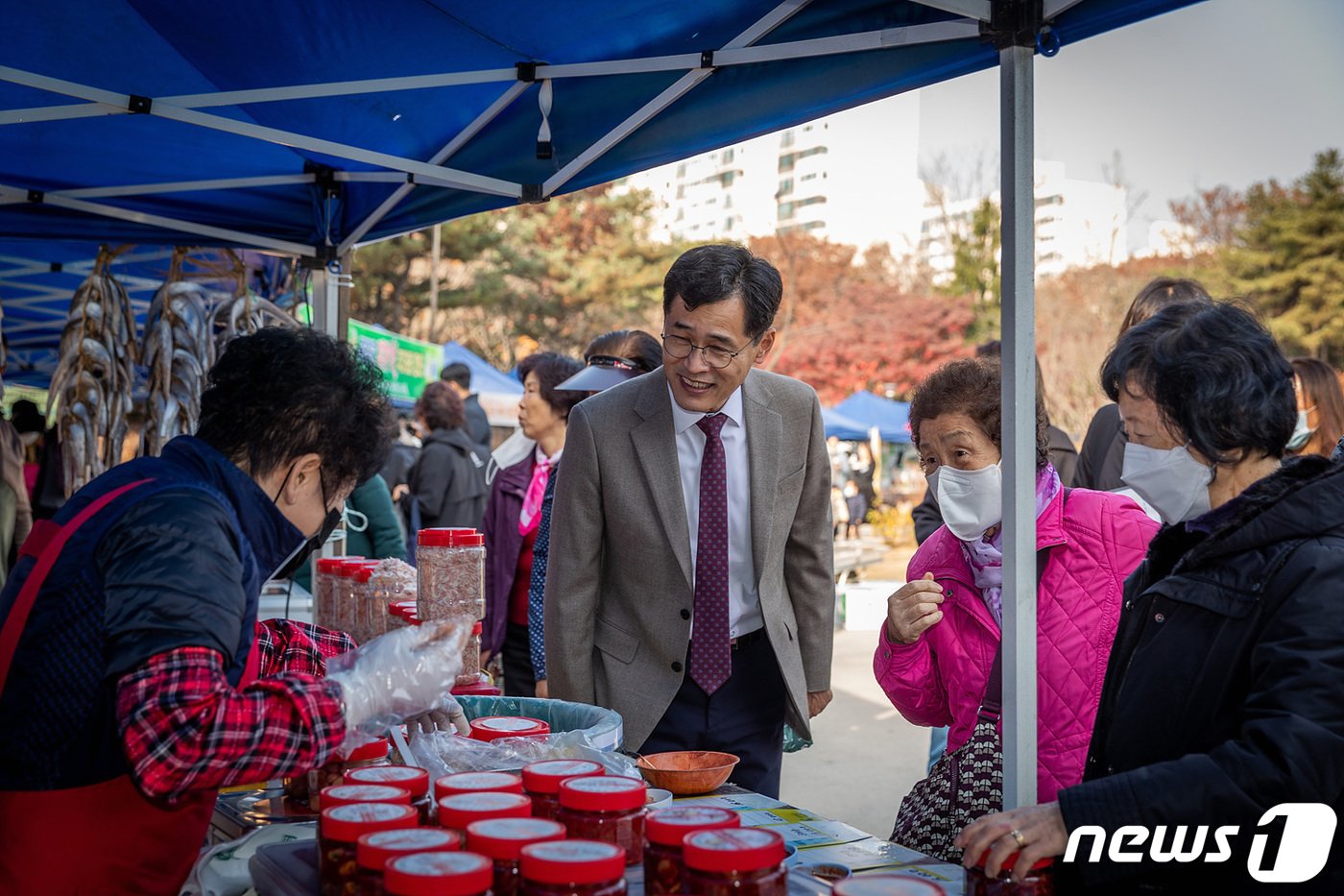 본문 이미지 - 직거래 장터를 찾아 지역 특산품을 둘러보는 이기재 양천구청장.(양천구청 제공)
