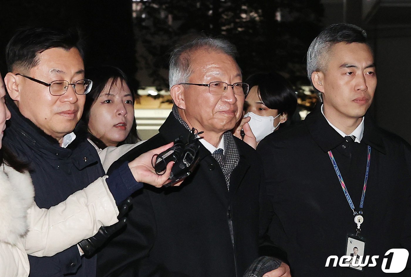 본문 이미지 - 양승태 전 대법원장이 26일 서울 서초구 서울중앙지방법원에서 열린 '사법농단 혐의' 1심에서 무죄를 선고 받은 뒤 법원을 나서고 있다. (공동취재) 2024.1.26/뉴스1 ⓒ News1 신웅수 기자