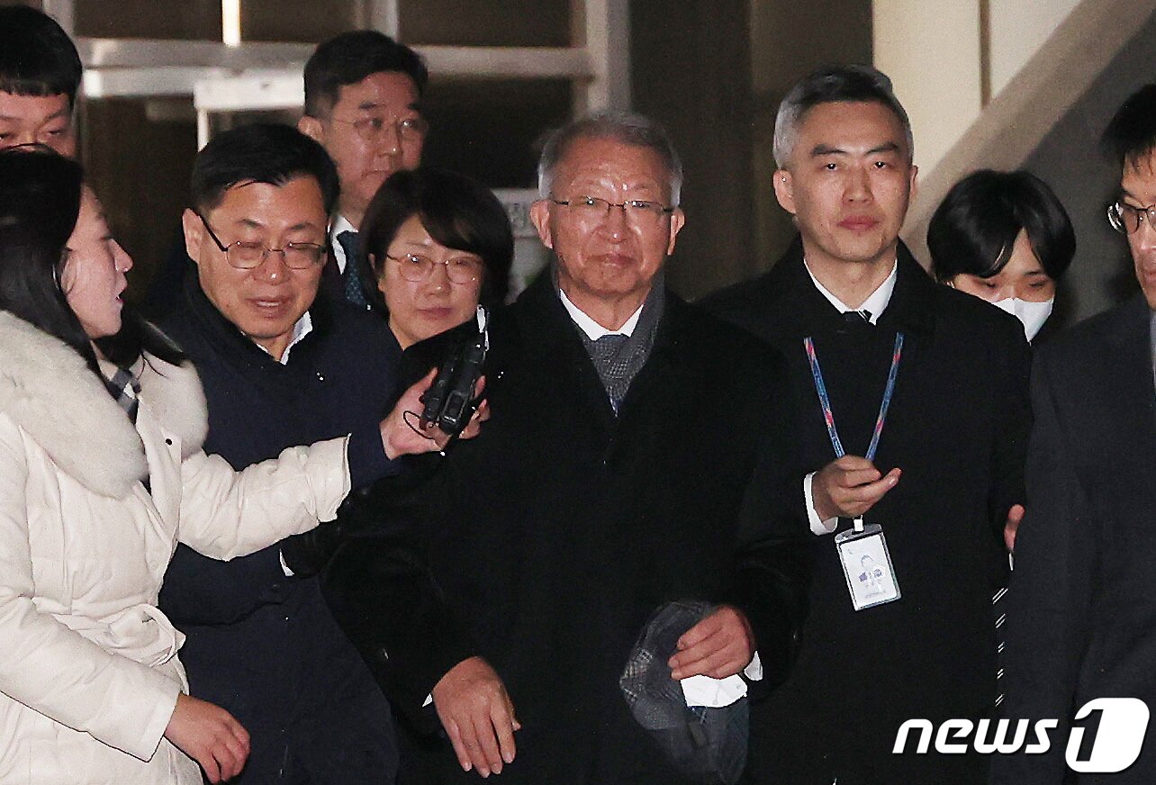 본문 이미지 - 양승태 전 대법원장이 지난해 1월26일 서울 서초구 서울중앙지방법원에서 열린 &#39;사법농단 혐의&#39; 1심에서 무죄를 선고 받은 뒤 법원을 나서고 있는 모습. &#40;공동취재&#41; 2024.1.26/뉴스1 ⓒ News1 신웅수 기자