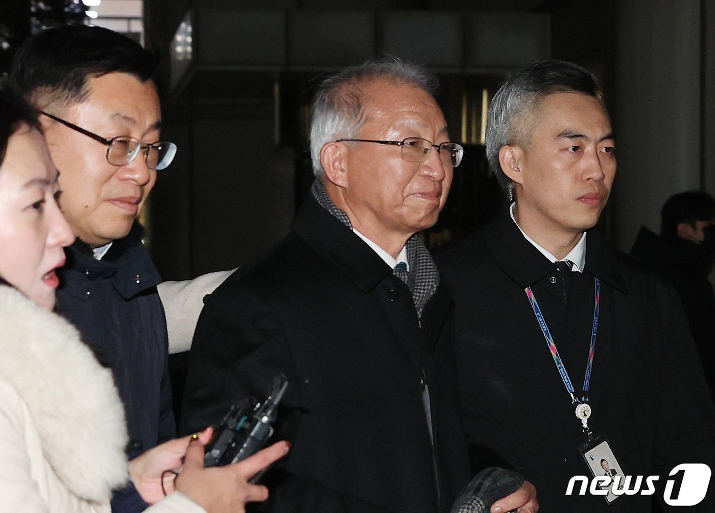 본문 이미지 - 양승태 전 대법원장이 26일 서울 서초구 서울중앙지방법원에서 열린 &#39;사법농단 혐의&#39; 1심에서 무죄를 선고 받은 뒤 법원을 나서고 있다. &#40;공동취재&#41; 2024.1.26/뉴스1 ⓒ News1 신웅수 기자