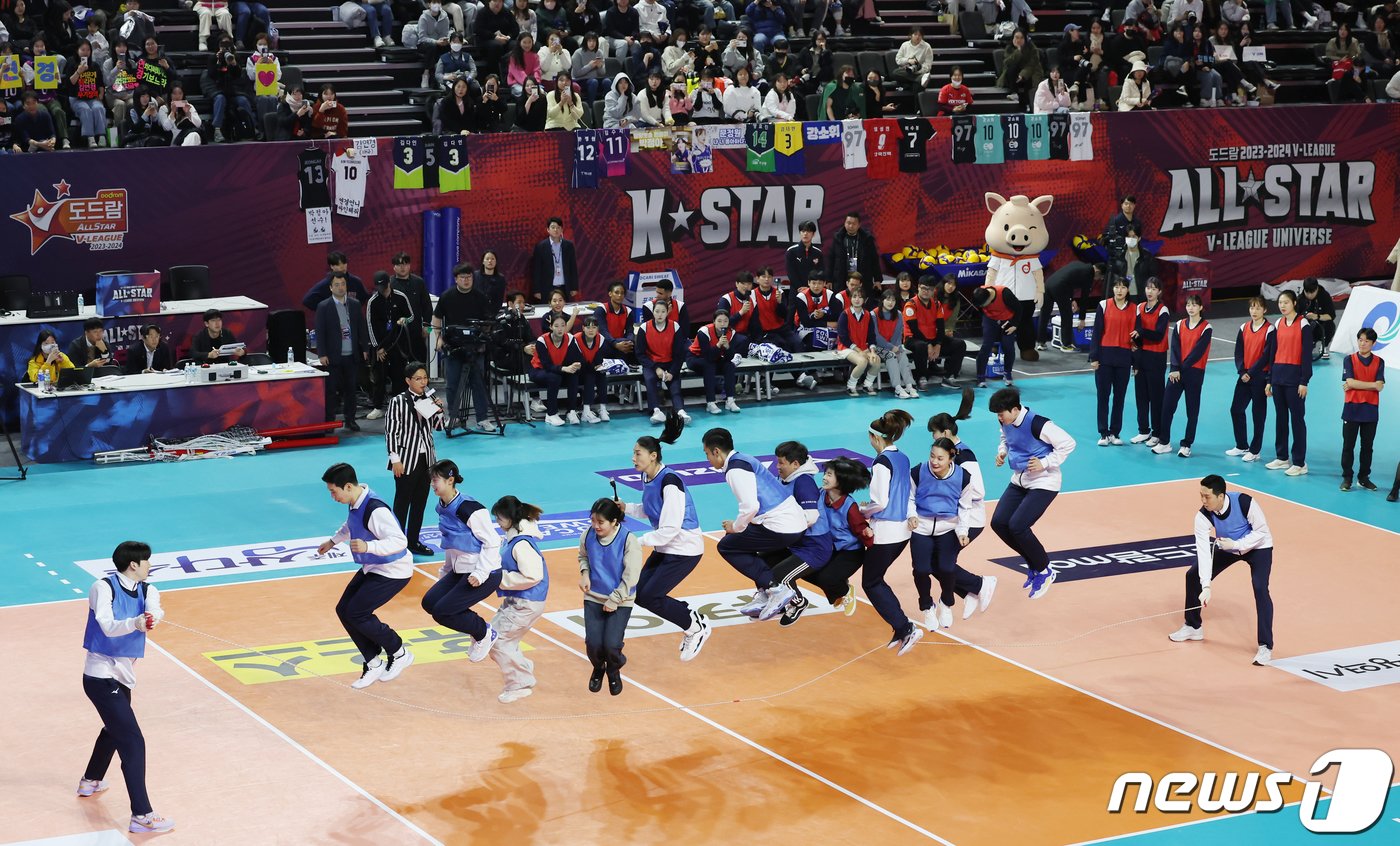 본문 이미지 - 27일 오후 인천 부평구 인천삼산월드체육관에서 열린 프로배구 '2023-2024 도드람 V리그 올스타전'의 사전 이벤트인 명랑운동회 케와브(K-스타와 V-스타)에서 선수들과 팬들이 즐거운 시간을 보내고 있다. 2024.1.27/뉴스1 ⓒ News1 김민지 기자