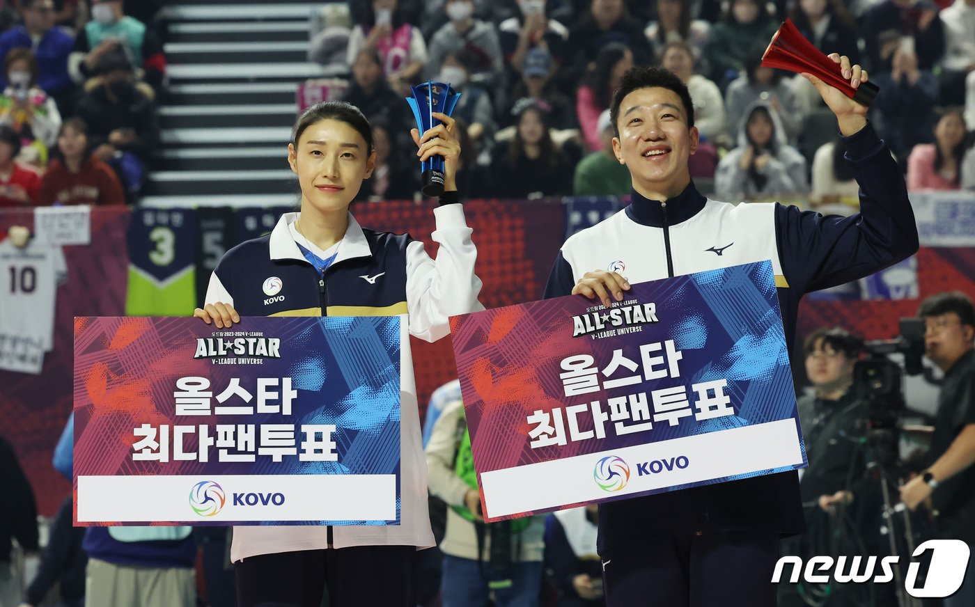 본문 이미지 - 흥국생명 김연경과 한국전력 신영석이 27일 오후 인천 부평구 인천삼산월드체육관에서 열린 프로배구 '2023-2024 도드람 V리그 올스타전'에서 올스타 최다팬투표 상을 수상한 뒤 기념촬영을 하고 있다. 2024.1.27/뉴스1 ⓒ News1 김민지 기자