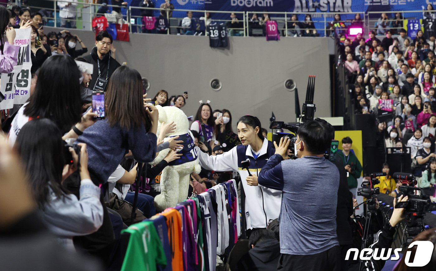 흥국생명 김연경이 27일 오후 인천 부평구 인천삼산월드체육관에서 열린 프로배구 &#39;2023-2024 도드람 V리그 올스타전&#39;에서 올스타 최다팬투표 상을 수상한 뒤 팬들에게 인형을 선물하고 있다. 2024.1.27/뉴스1 ⓒ News1 김민지 기자