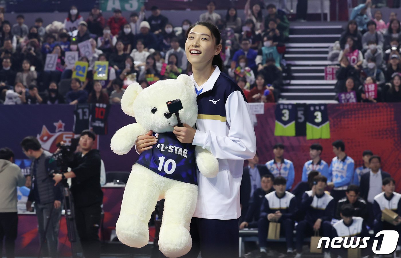 본문 이미지 - 흥국생명 김연경이 27일 오후 인천 부평구 인천삼산월드체육관에서 열린 프로배구 '2023-2024 도드람 V리그 올스타전'에서 올스타 최다팬투표 상을 수상한 뒤 팬들에게 인형을 선물하고 있다. 2024.1.27/뉴스1 ⓒ News1 김민지 기자