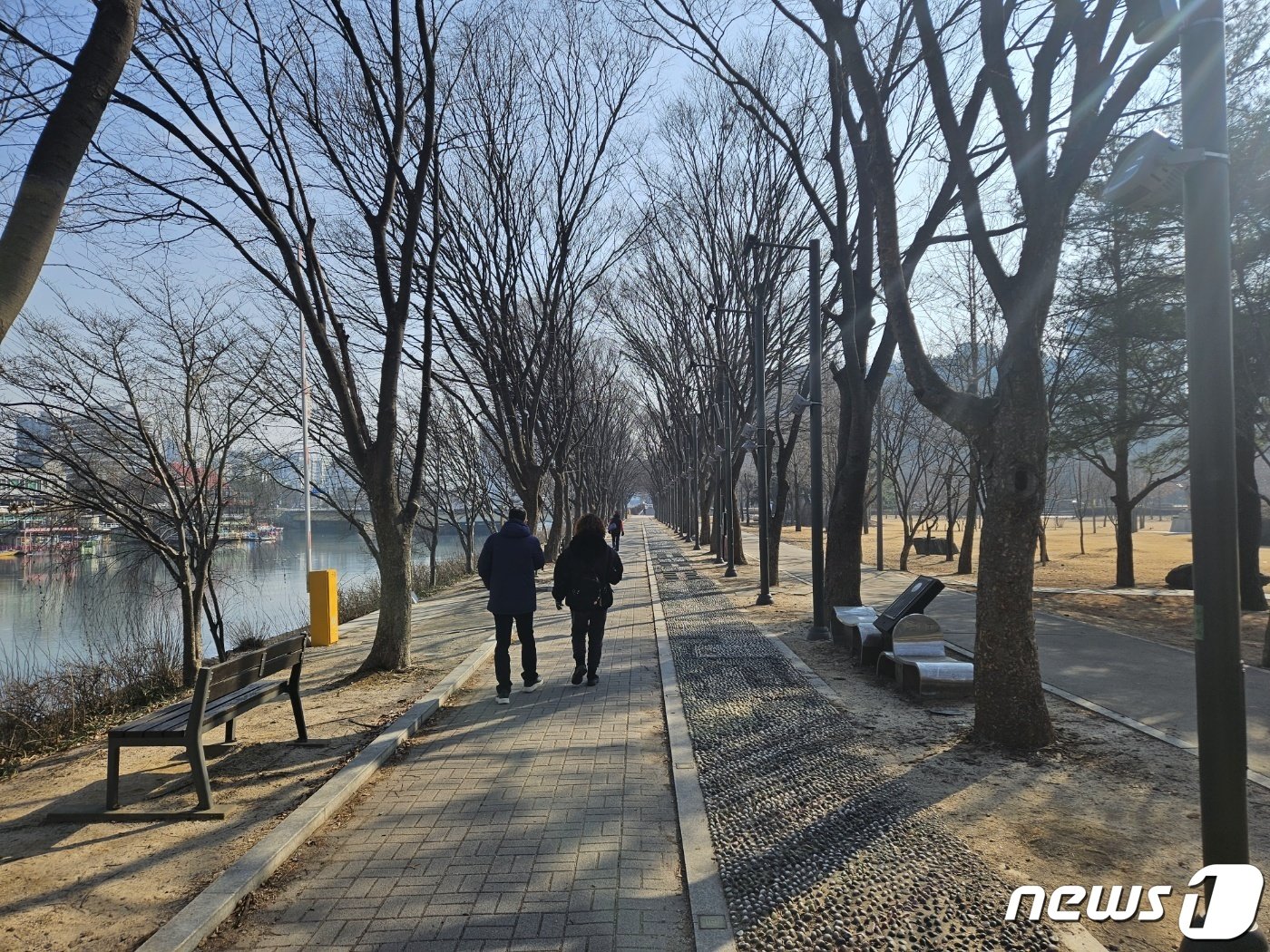 토요일인 27일 낮 강원 춘천 삼천동 의암공원에서 시민들이 길을 걷고 있다.2024.17. 한귀섭