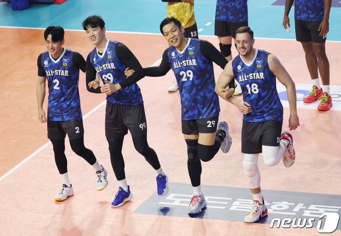 본문 이미지 - 27일 오후 인천 부평구 인천삼산월드체육관에서 열린 프로배구 '2023-2024 도드람 V리그 올스타전' K-스타와 V-스타의 남자부 경기에서 잇세이 등 선수들이 득점을 기뻐하고 있다. 2024.1.27/뉴스1 ⓒ News1 김민지 기자
