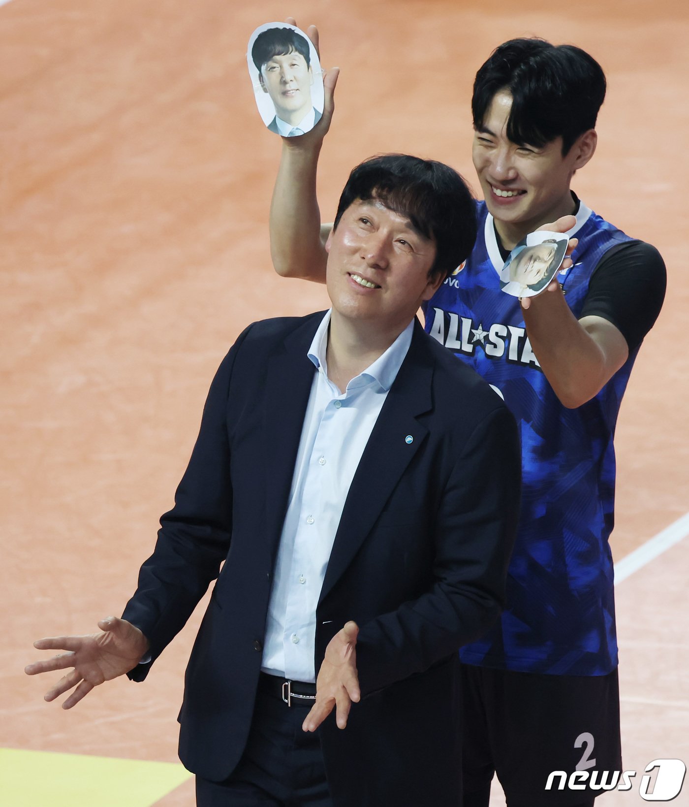 본문 이미지 - 27일 오후 인천 부평구 인천삼산월드체육관에서 열린 프로배구 '2023-2024 도드람 V리그 올스타전' K-스타와 V-스타의 남자부 경기에서 V-스타 신영철 우리카드 감독과 한태준이 익살스러운 세리머니를 하고 있다. 2024.1.27/뉴스1 ⓒ News1 김민지 기자