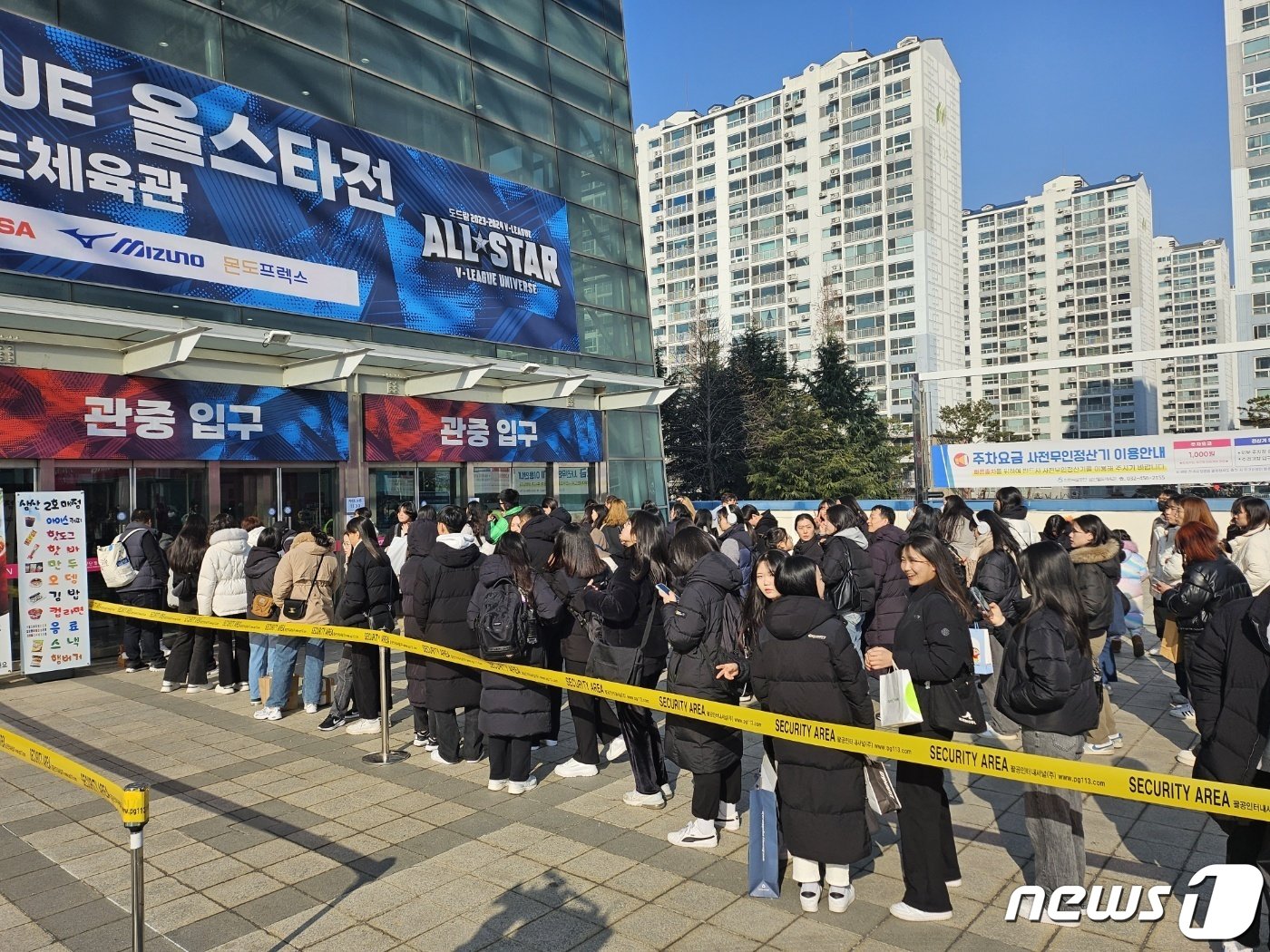 27일 V리그 올스타전이 열리는 인천 삼산월드체육관을 찾은 배구 팬들이 경기장 입장을 기다리고 있다. ⓒ News1 권혁준 기자