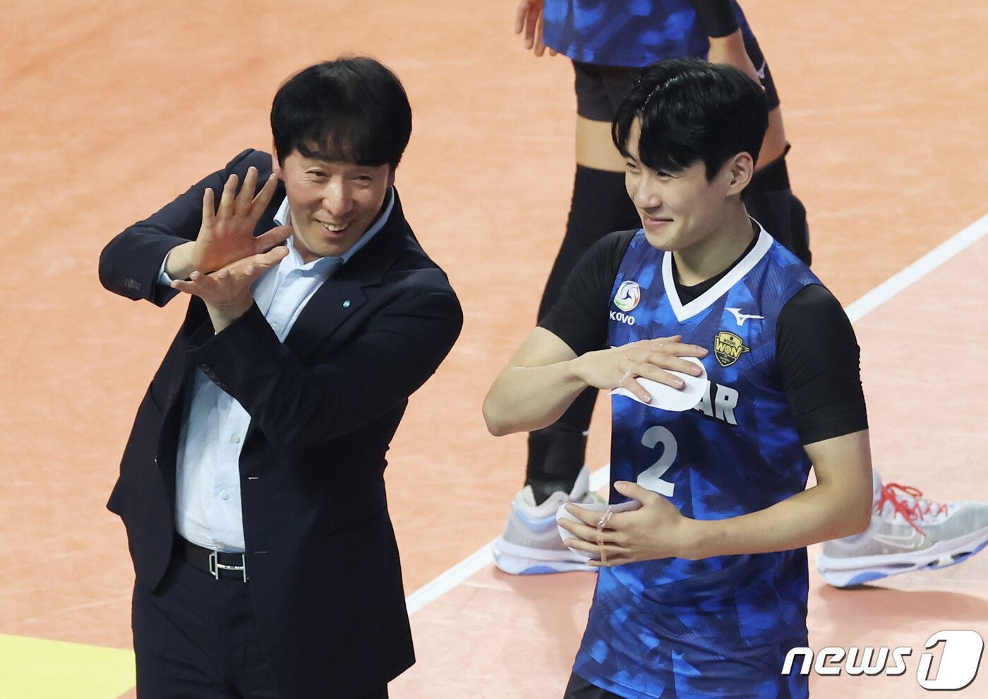 본문 이미지 - 27일 오후 인천 부평구 인천삼산월드체육관에서 열린 프로배구 &#39;2023-2024 도드람 V리그 올스타전&#39; K-스타와 V-스타의 남자부 경기에서 V-스타 신영철 우리카드 감독과 한태준이 익살스러운 세리머니를 하고 있다. 2024.1.27/뉴스1 ⓒ News1 김민지 기자