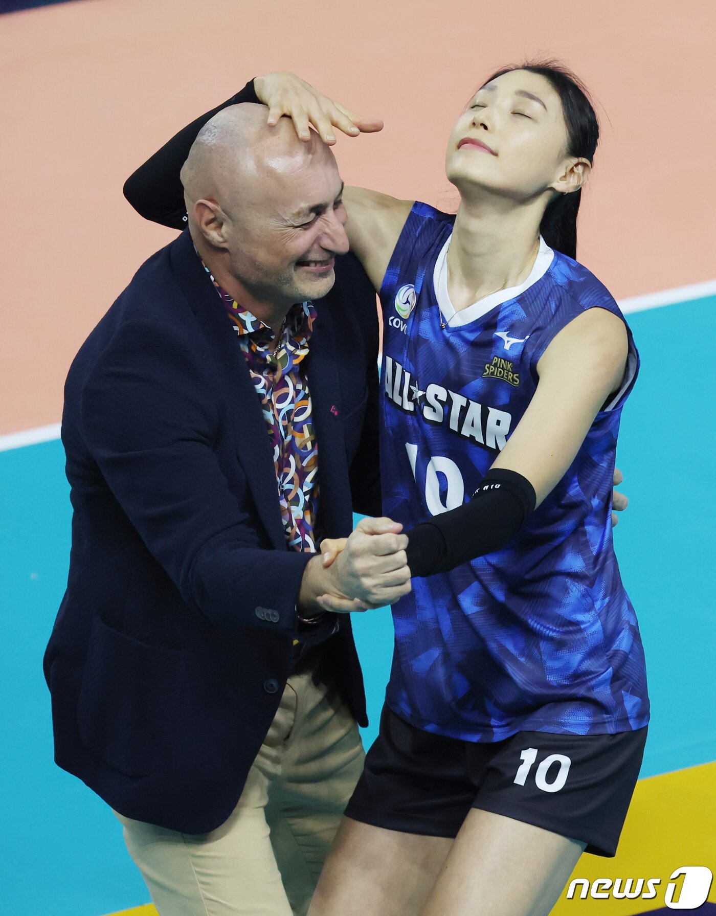 본문 이미지 - 27일 오후 인천 부평구 인천삼산월드체육관에서 열린 프로배구 '2023-2024 도드람 V리그 올스타전' K-스타와 V-스타의 여자부 경기에서 V-스타 마르첼로 아본단자 흥국생명 감독과 김연경이 득점 후 춤을 추고 있다. 2024.1.27/뉴스1 ⓒ News1 김민지 기자