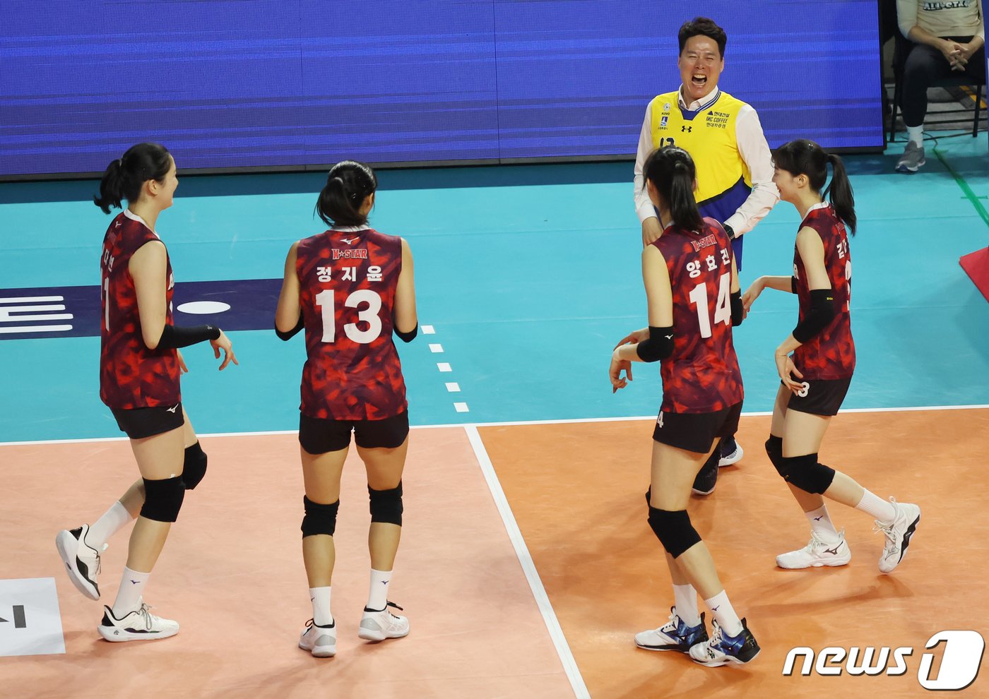 본문 이미지 - 27일 오후 인천 부평구 인천삼산월드체육관에서 열린 프로배구 '2023-2024 도드람 V리그 올스타전' K-스타와 V-스타의 여자부 경기에서 K-스타 강성형 현대건설 감독과 선수들이 득점 후 세리머니를 하고 있다. 2024.1.27/뉴스1 ⓒ News1 김민지 기자