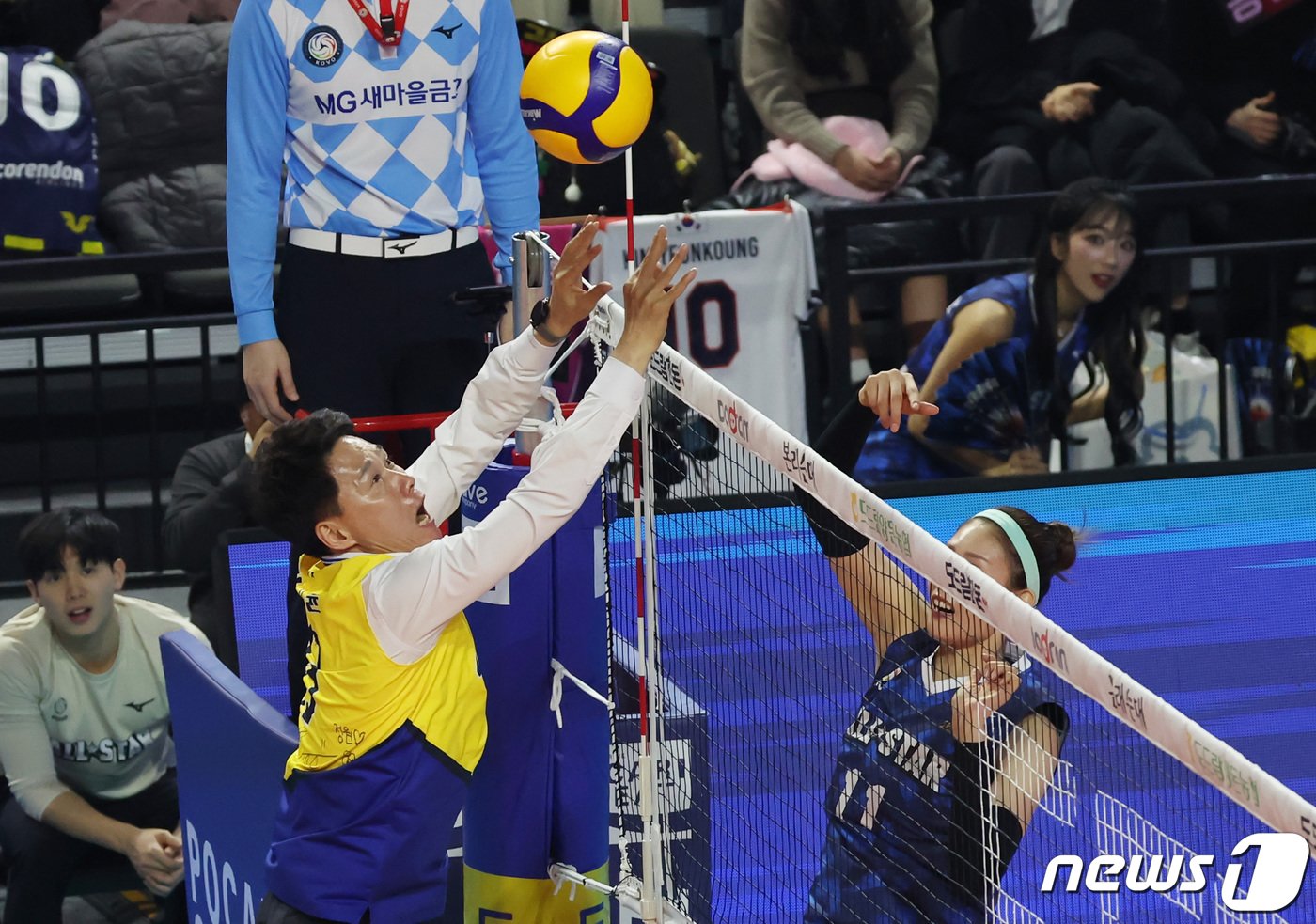 본문 이미지 - 27일 오후 인천 부평구 인천삼산월드체육관에서 열린 프로배구 '2023-2024 도드람 V리그 올스타전' K-스타와 V-스타의 여자부 경기에서 K-스타 강성형 현대건설 감독이 공격을 하고 있다. 2024.1.27/뉴스1 ⓒ News1 김민지 기자