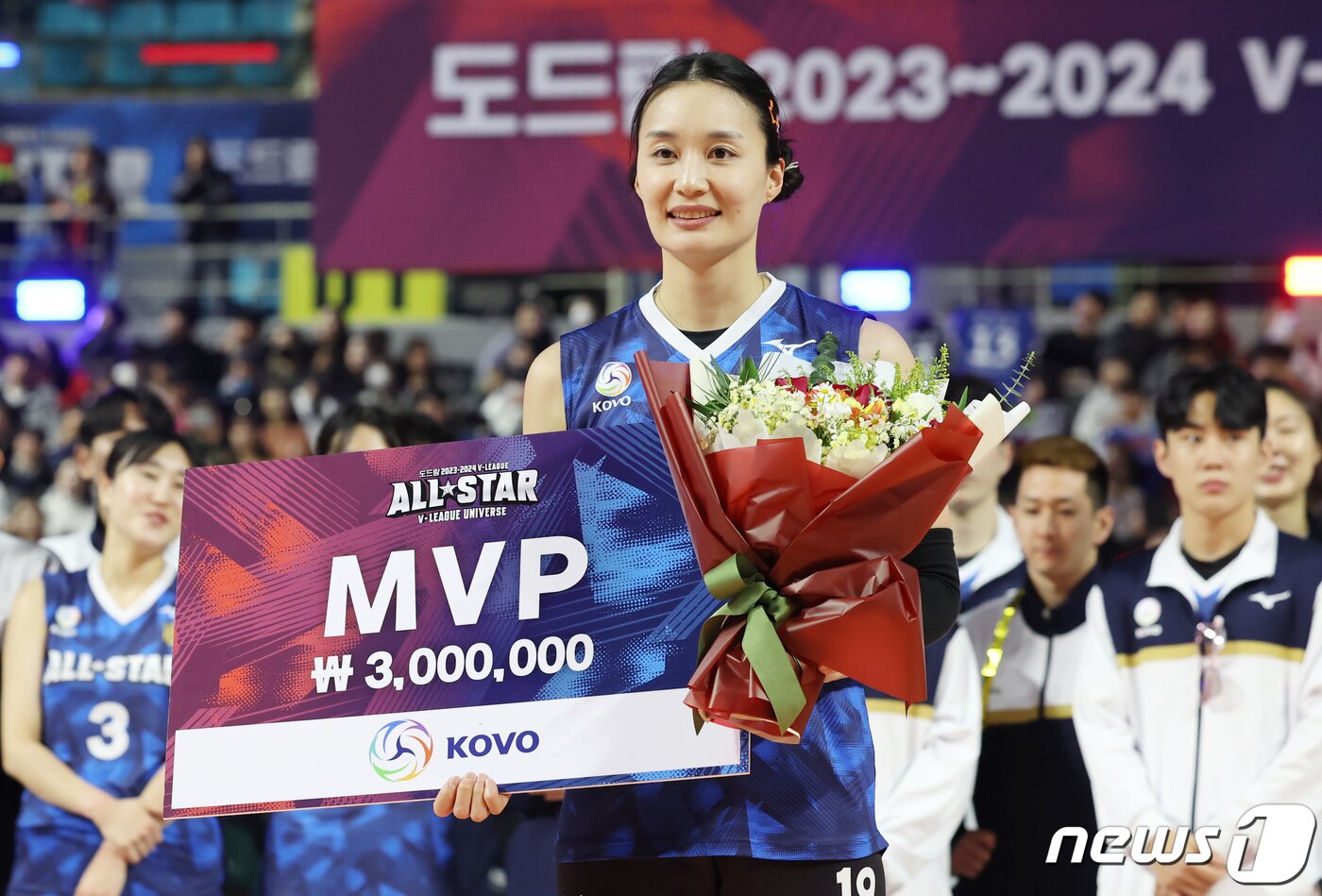 본문 이미지 - 27일 오후 인천 부평구 인천삼산월드체육관에서 열린 프로배구 '2023-2024 도드람 V리그 올스타전'에서 여자부 MVP를 받은 IBK기업은행 표승주가 기념촬영을 하고 있다. 2024.1.27/뉴스1 ⓒ News1 김민지 기자