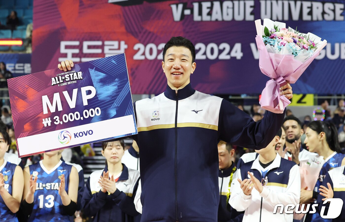본문 이미지 - 27일 오후 인천 부평구 인천삼산월드체육관에서 열린 프로배구 '2023-2024 도드람 V리그 올스타전'에서 남자부 MVP를 받은 한국전력 신영석이 기념촬영을 하고 있다. 2024.1.27/뉴스1 ⓒ News1 김민지 기자