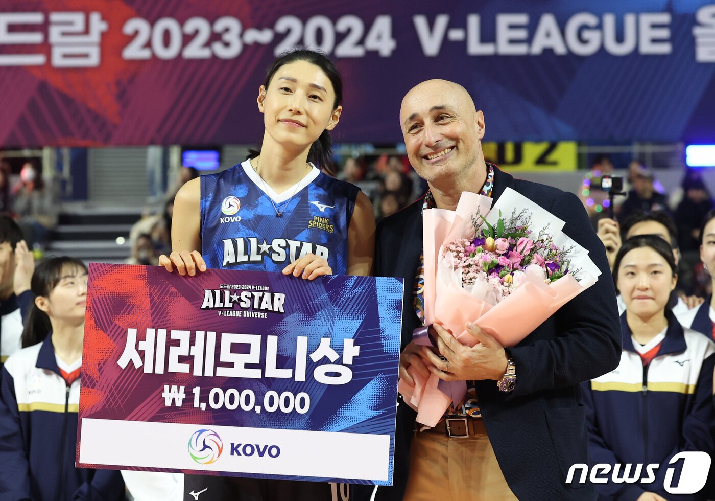 본문 이미지 - 흥국생명 김연경이 27일 오후 인천 부평구 인천삼산월드체육관에서 열린 프로배구 '2023-2024 도드람 V리그 올스타전'에서 세리머니상을 받은 뒤 마르첼로 아본단자 감독과 기념촬영을 하고 있다. 2024.1.27/뉴스1 ⓒ News1 김민지 기자