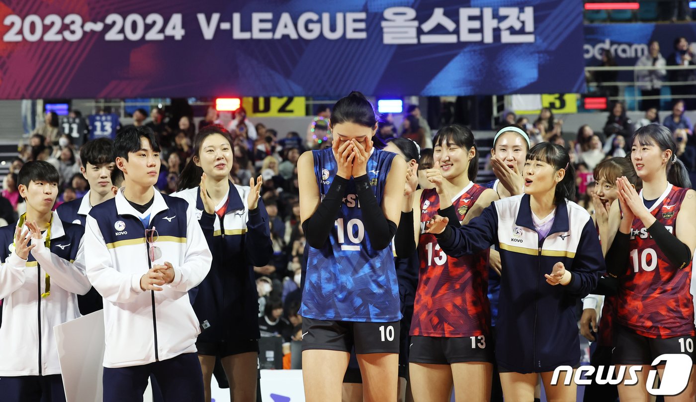 본문 이미지 - 흥국생명 김연경이 27일 오후 인천 부평구 인천삼산월드체육관에서 열린 프로배구 '2023-2024 도드람 V리그 올스타전'에서 세리머니상 수상자로 호명되자 기뻐하고 있다. 2024.1.27/뉴스1 ⓒ News1 김민지 기자