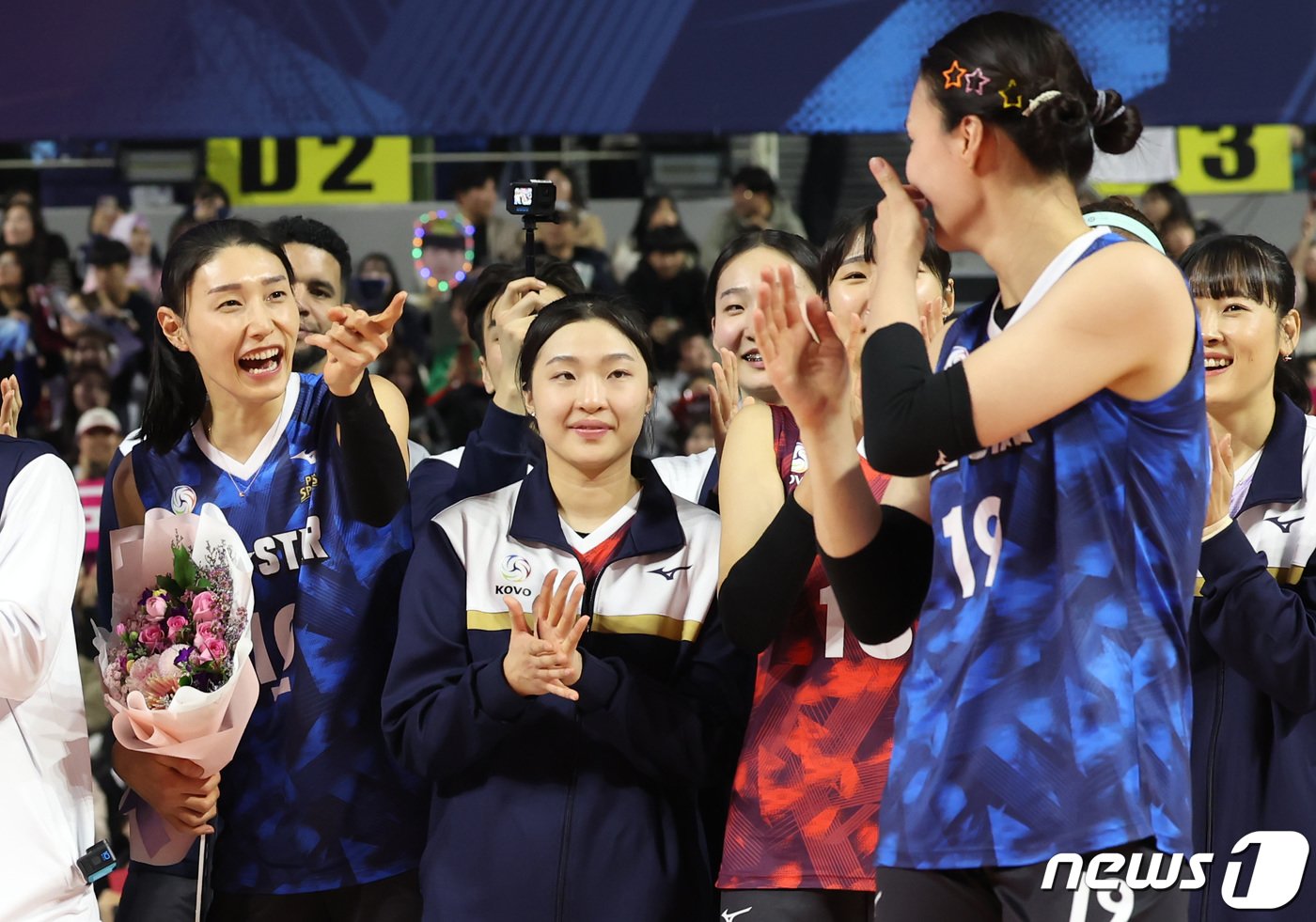 본문 이미지 - 흥국생명 김연경이 27일 오후 인천 부평구 인천삼산월드체육관에서 열린 프로배구 '2023-2024 도드람 V리그 올스타전'에서 여자부 MVP로 선정된 표승주를 축하하고 있다. 2024.1.27/뉴스1 ⓒ News1 김민지 기자