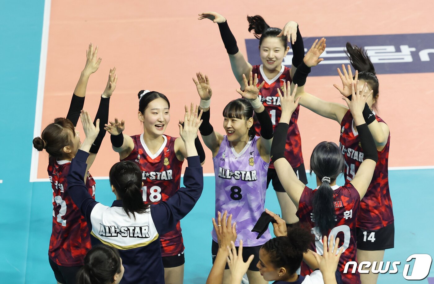본문 이미지 - 27일 오후 인천 부평구 인천삼산월드체육관에서 열린 프로배구 '2023-2024 도드람 V리그 올스타전' 여자부 경기에서 K-스타 선수들이 승리를 기뻐하고 있다. 2024.1.27/뉴스1 ⓒ News1 김민지 기자