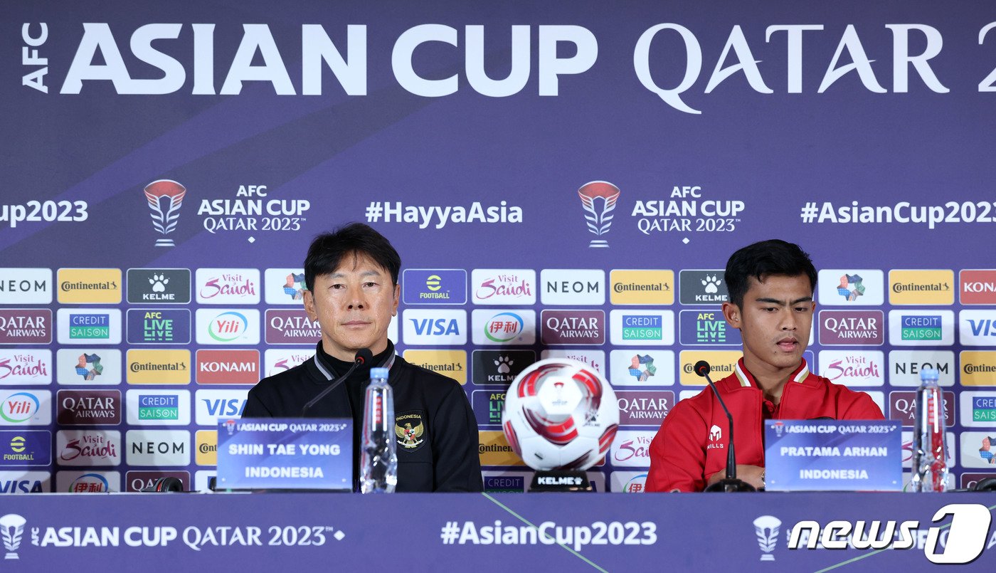본문 이미지 - 2023 아시아축구연맹(AFC) 카타르 아시안컵 16강 진출에 성공한 인도네시아 축구대표팀 신태용 감독이 27일(현지시간) 카타르 도하 메인미디어센터(MMC)에서 열린 공식 기자회견에 참석해 자리히고 있다. 신태용 감독이 이끄는 인도네시아는 오는 28일 호주와 16강전을 치른다. 2024.1.27/뉴스1 ⓒ News1 김성진 기자