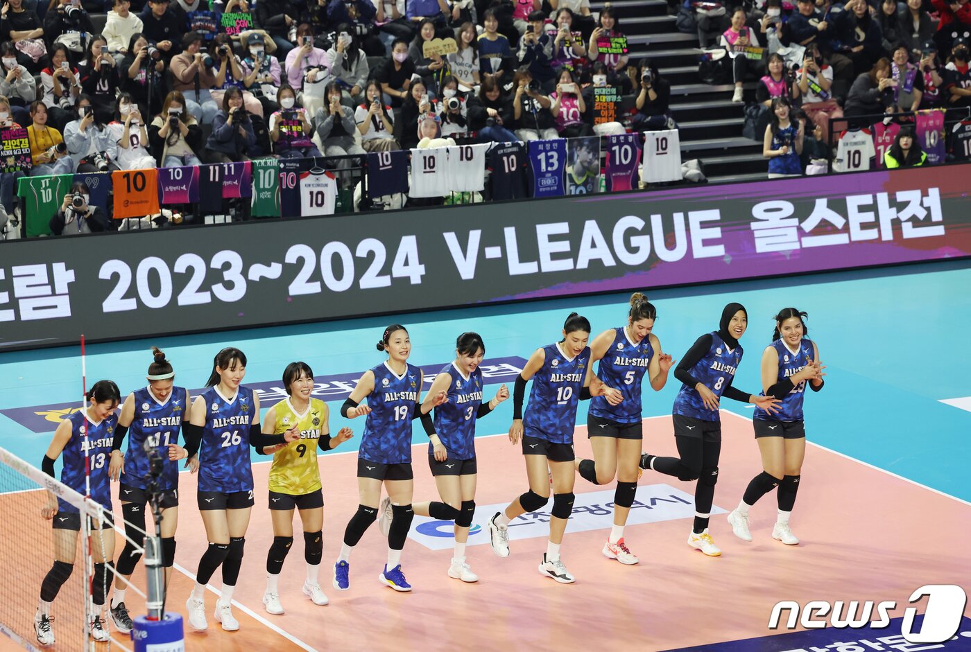 본문 이미지 - 27일 오후 인천 부평구 인천삼산월드체육관에서 열린 프로배구 '2023-2024 도드람 V리그 올스타전' 여자부 경기에서 흥국생명 김연경을 비롯한 V-스타 선수들이 득점 세리머니를 하고 있다. 2024.1.27/뉴스1 ⓒ News1 김민지 기자