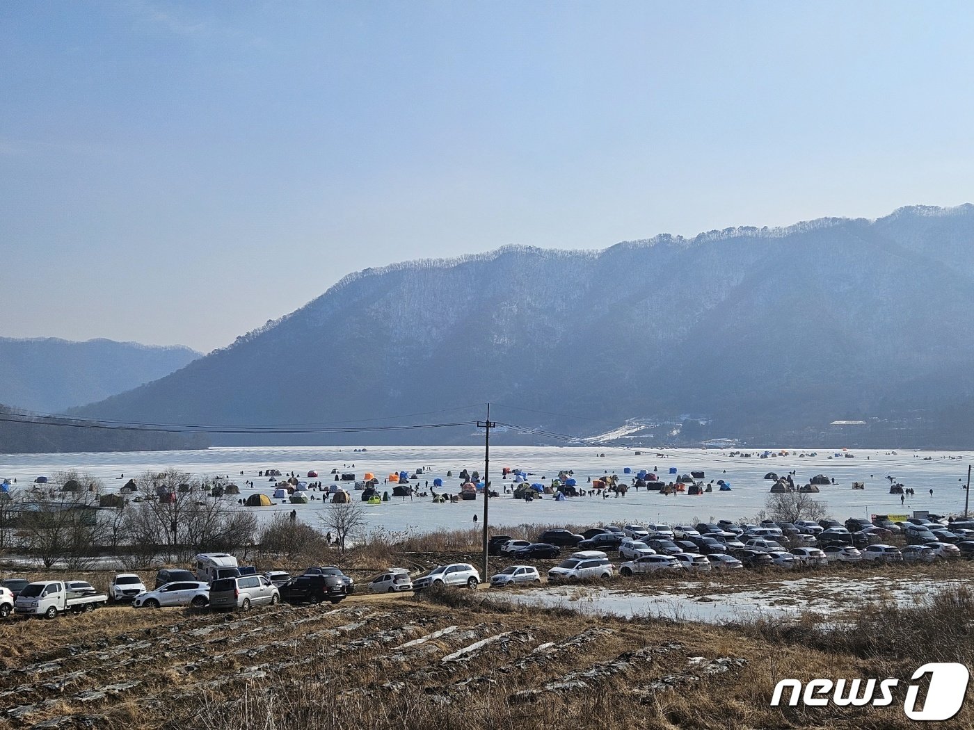 본문 이미지 - 토요일인 지난 27일 강원 춘천 사북면 신포리 북한강에 텐트를 치고 얼음 낚시를 하는 전국에서 온 낚시객들로 북적였다.2024.1.27 한귀섭 기자