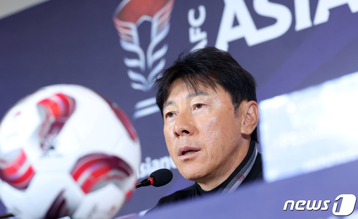 본문 이미지 - 2023 아시아축구연맹(AFC) 카타르 아시안컵 16강 진출에 성공한 인도네시아 축구대표팀 신태용 감독이 27일(현지시간) 카타르 도하 메인미디어센터(MMC)에서 열린 공식 기자회견에서 출사표를 밝히고 있다. 신태용 감독이 이끄는 인도네시아는 오는 28일 호주와 16강전을 치른다. 2024.1.27/뉴스1 ⓒ News1 김성진 기자