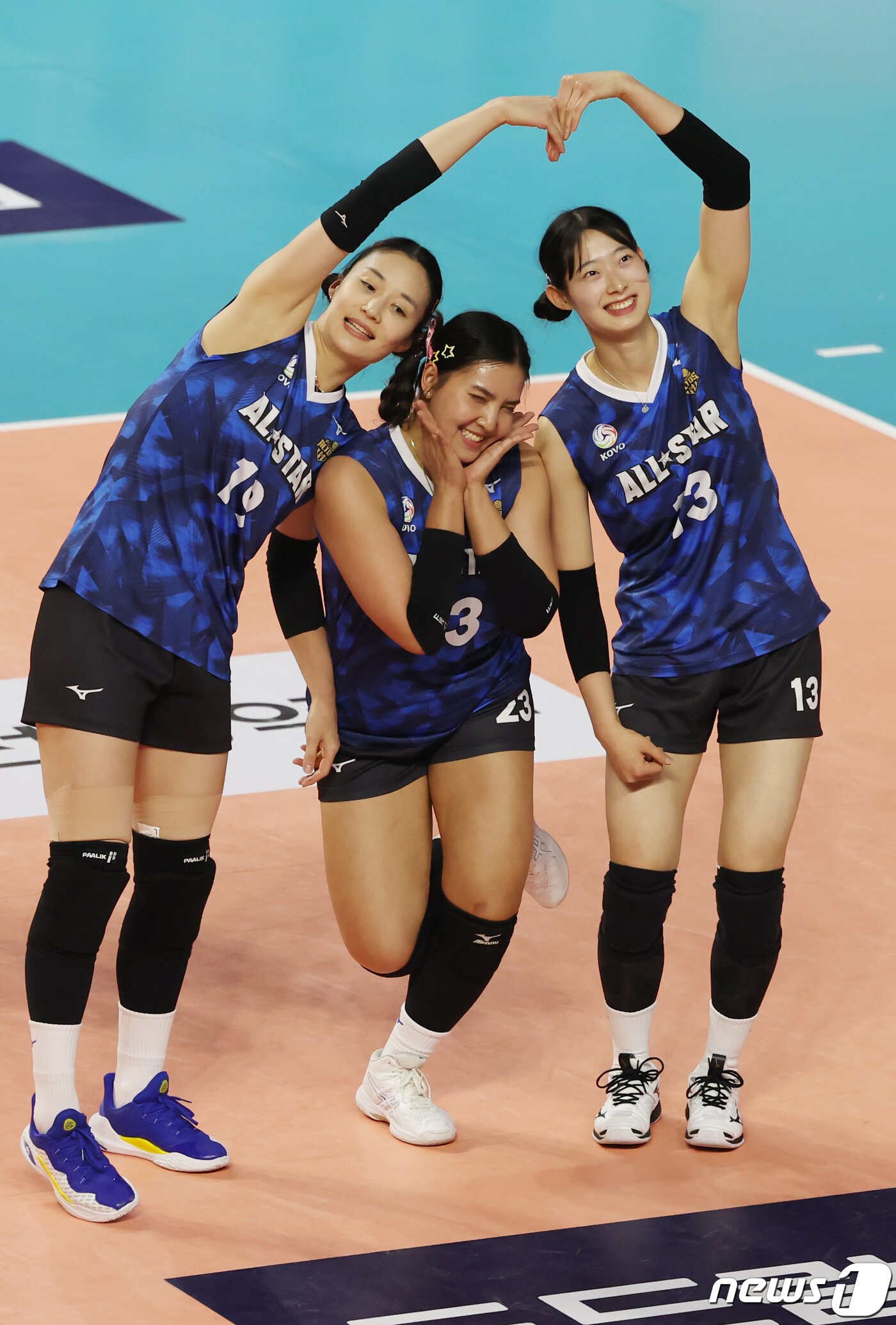 본문 이미지 - 27일 오후 인천 부평구 인천삼산월드체육관에서 열린 프로배구 '2023-2024 도드람 V리그 올스타전'에서 여자부 경기에서 표승주와 폰푼, 최정민이 팬들을 향해 하트를 그리고 있다. 2024.1.27/뉴스1 ⓒ News1 김민지 기자