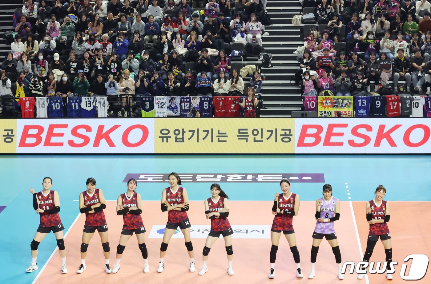 본문 이미지 - 27일 오후 인천 부평구 인천삼산월드체육관에서 열린 프로배구 '2023-2024 도드람 V리그 올스타전' 여자부 경기에서 K-스타 선수들이 득점 세리머니를 하고 있다. 2024.1.27/뉴스1 ⓒ News1 김민지 기자