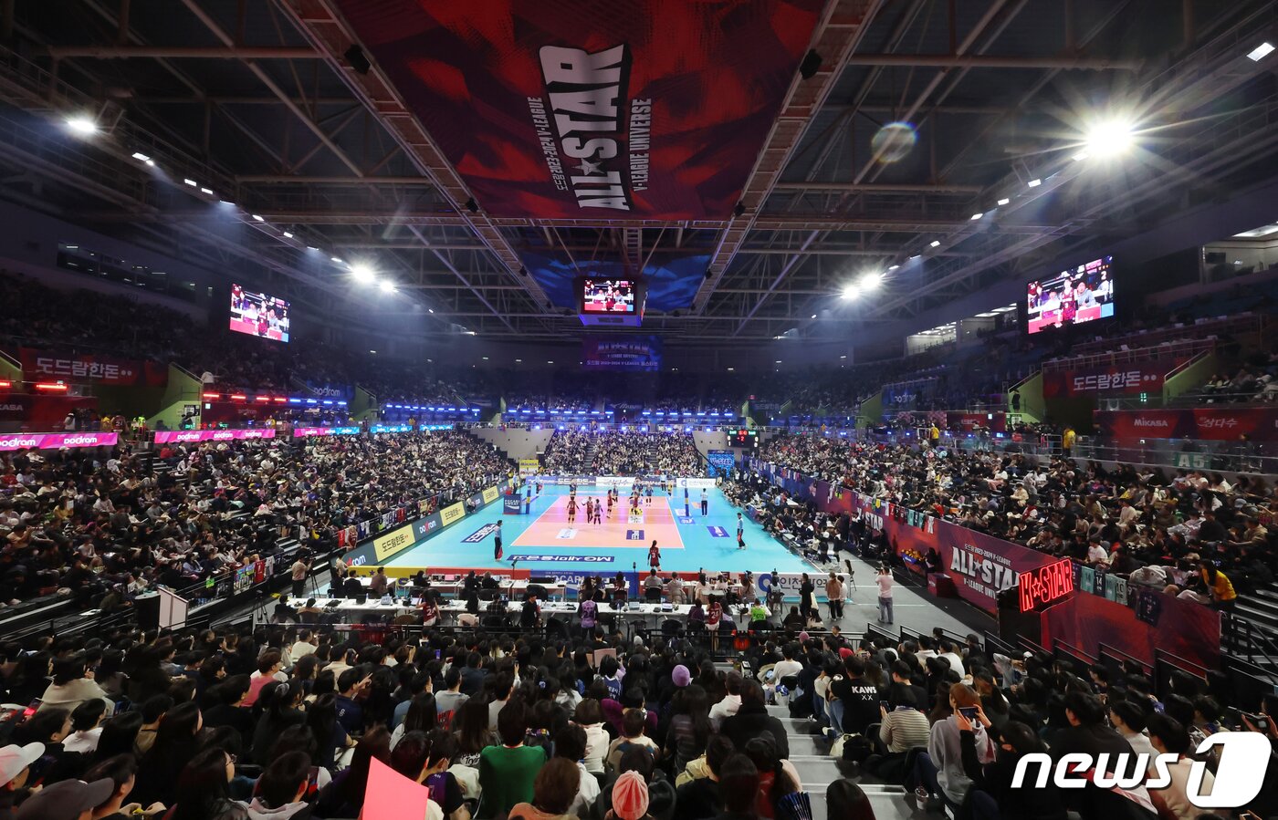 본문 이미지 - 27일 오후 인천 부평구 인천삼산월드체육관에서 열린 프로배구 '2023-2024 도드람 V리그 올스타전'을 찾은 관중들이 열띤 응원을 펼치고 있다. 2024.1.27/뉴스1 ⓒ News1 김민지 기자