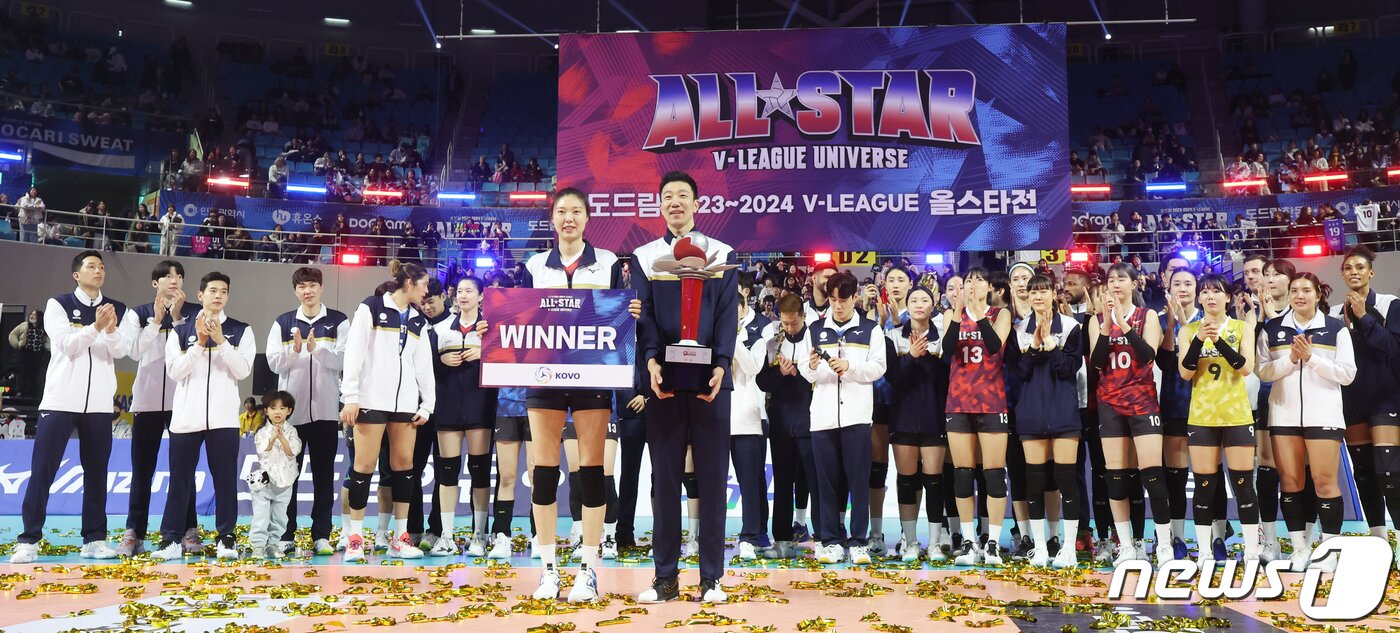 본문 이미지 - 27일 오후 인천 부평구 인천삼산월드체육관에서 열린 프로배구 '2023-2024 도드람 V리그 올스타전'에서 우승을 한 K-스타 신영석과 양효진이 우승 트로피를 들고 기념촬영을 하고 있다. 2024.1.27/뉴스1 ⓒ News1 김민지 기자