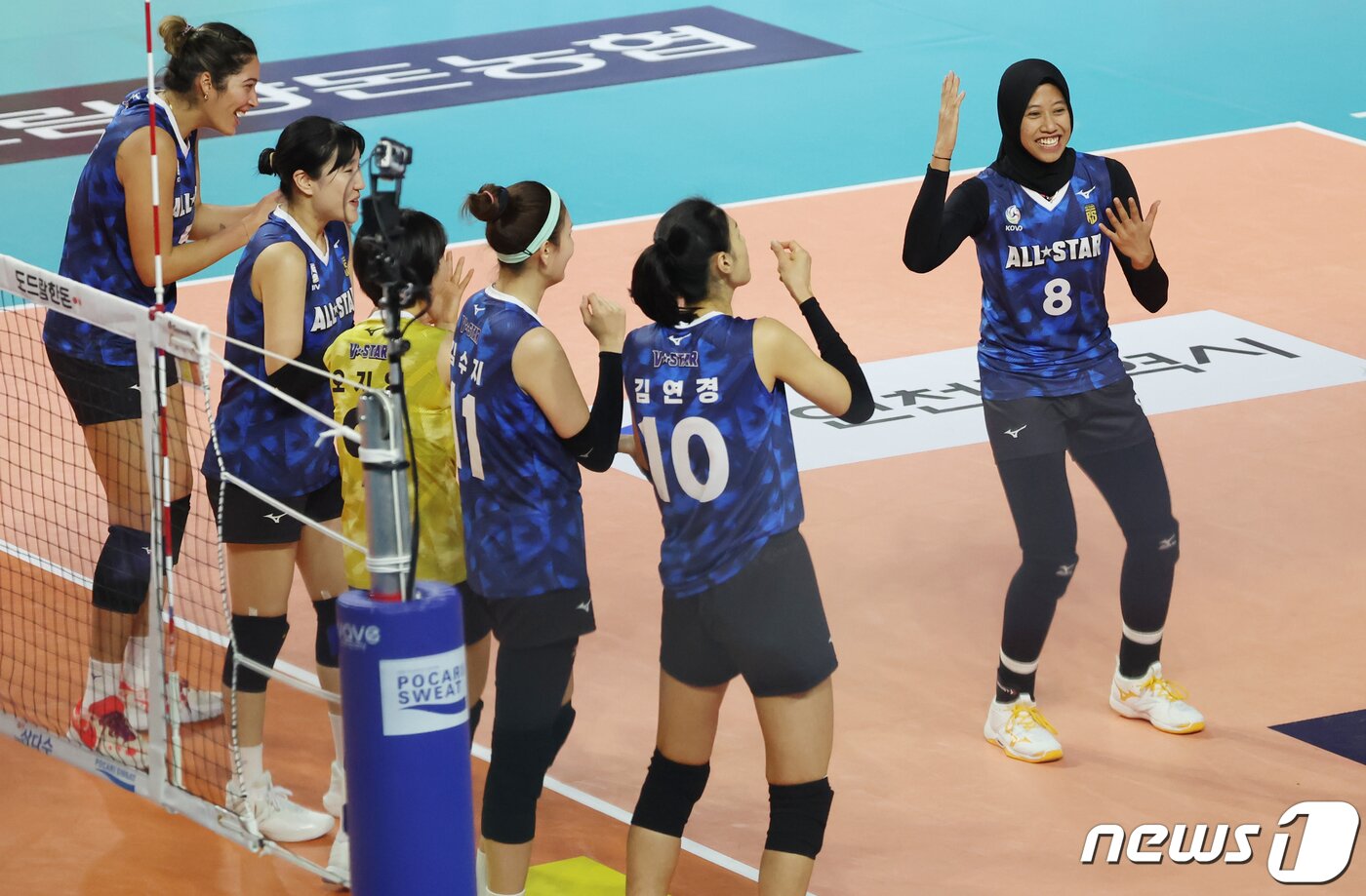 본문 이미지 - 27일 오후 인천 부평구 인천삼산월드체육관에서 열린 프로배구 '2023-2024 도드람 V리그 올스타전' 여자부 경기에서 V-스타 팀 메가가 득점 후 춤을 추고 있다. 2024.1.27/뉴스1 ⓒ News1 김민지 기자