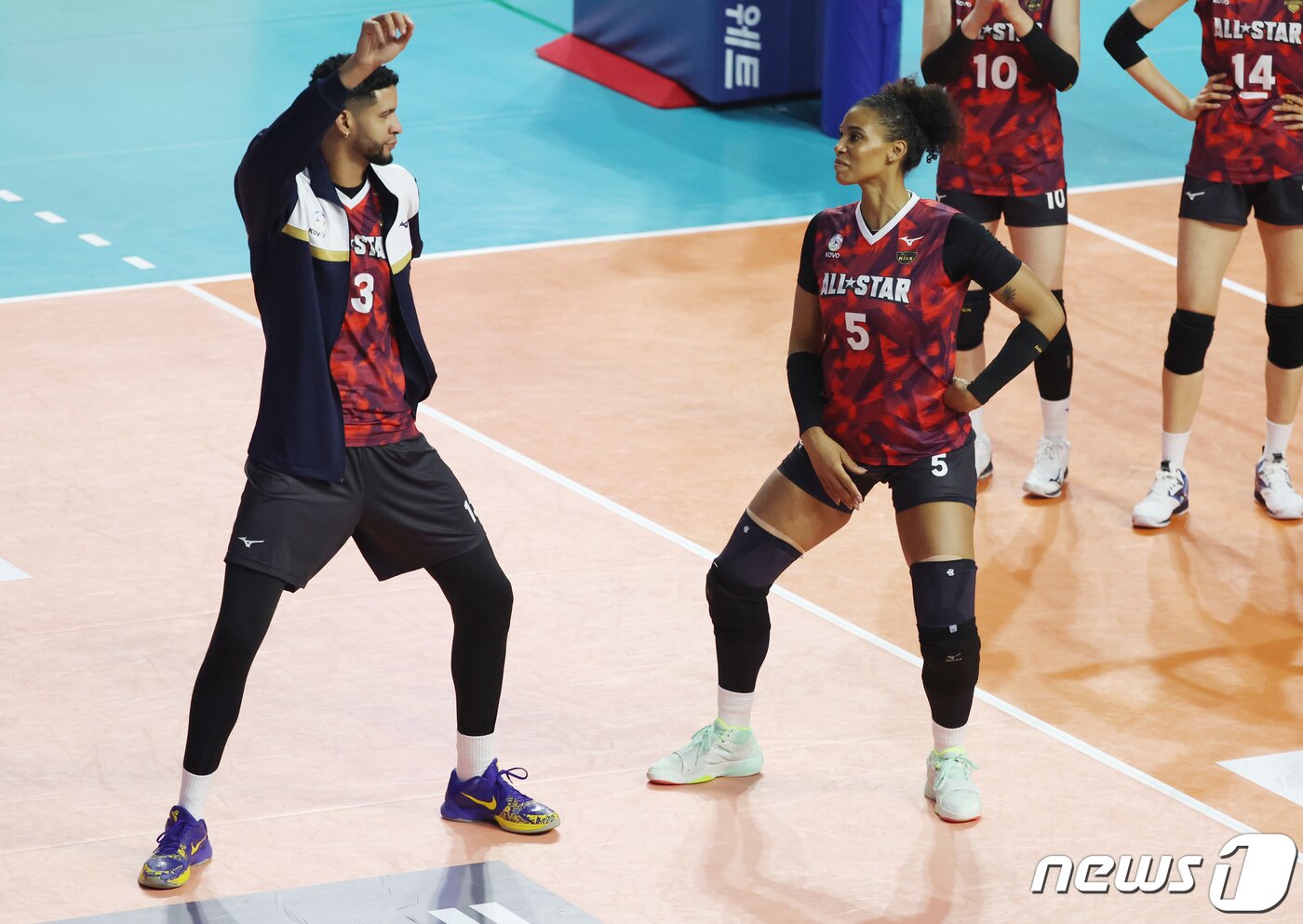 본문 이미지 - 27일 오후 인천 부평구 인천삼산월드체육관에서 열린 프로배구 '2023-2024 도드람 V리그 올스타전' 여자부 경기에서 K-스타 팀 레오와 실바가 득점 후 춤을 추고 있다. 2024.1.27/뉴스1 ⓒ News1 김민지 기자
