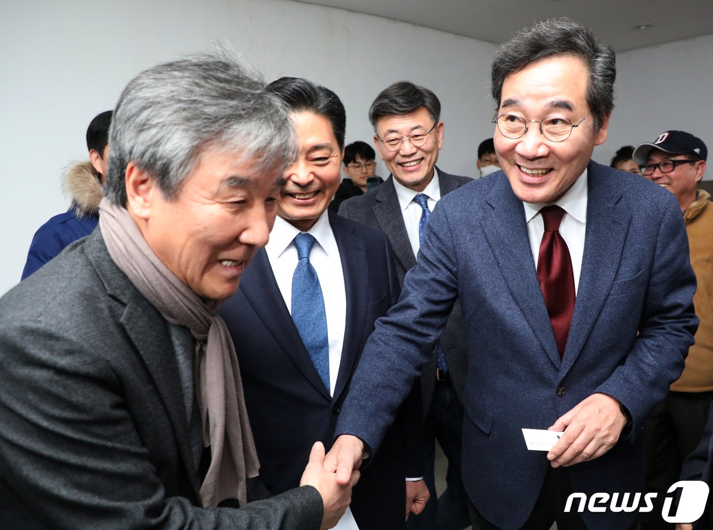 본문 이미지 - 이낙연 새로운미래당 인재영입위원장이 27일 전북 전주시 롯데시네마 전주평화점에서 열린 새로운미래 전북특별자치도당 창당대회에 참석해 관계자들과 인사를 나누고 있다. 2024.1.27/뉴스1 ⓒ News1 유경석 기자