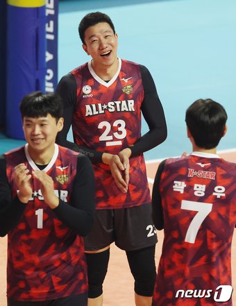 본문 이미지 - 27일 오후 인천 부평구 인천삼산월드체육관에서 열린 프로배구 '2023-2024 도드람 V리그 올스타전' 남자부 경기에서 승리를 거둔 K-스타 팀 한국전력 신영석이 웃음을 보이고 있다. 2024.1.27/뉴스1 ⓒ News1 김민지 기자